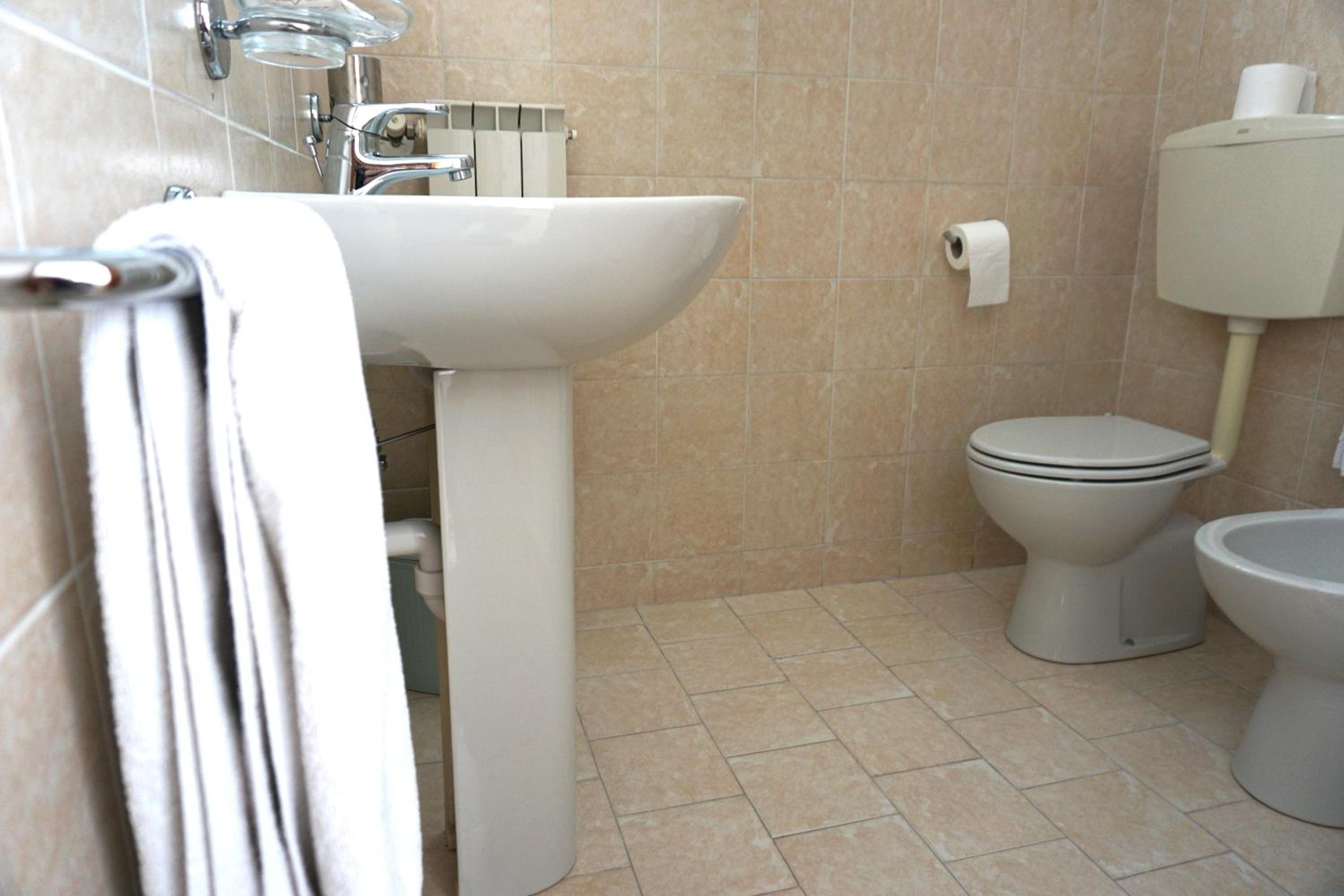Twin Room - Photo 10