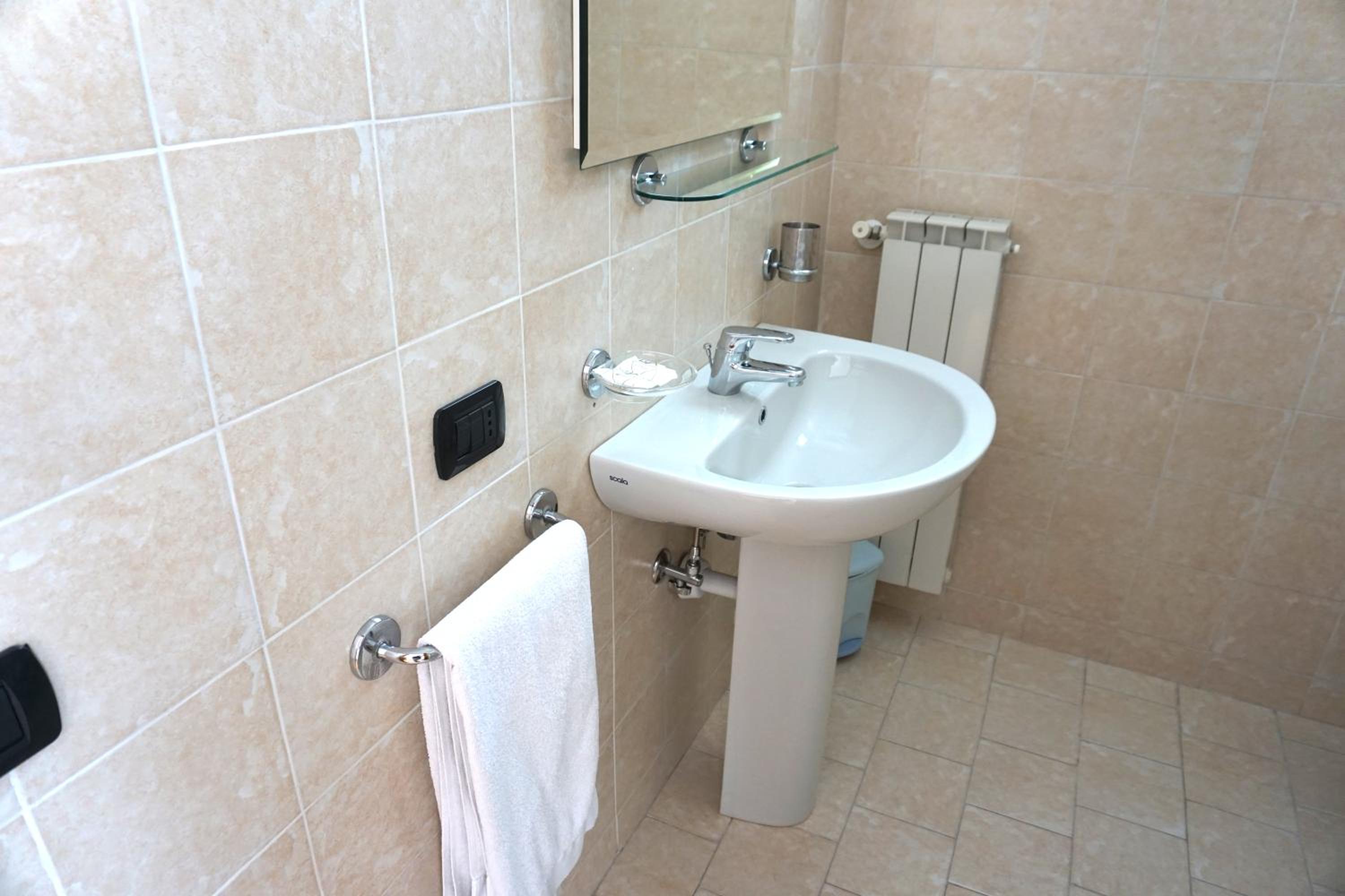 Twin Room - Photo 11