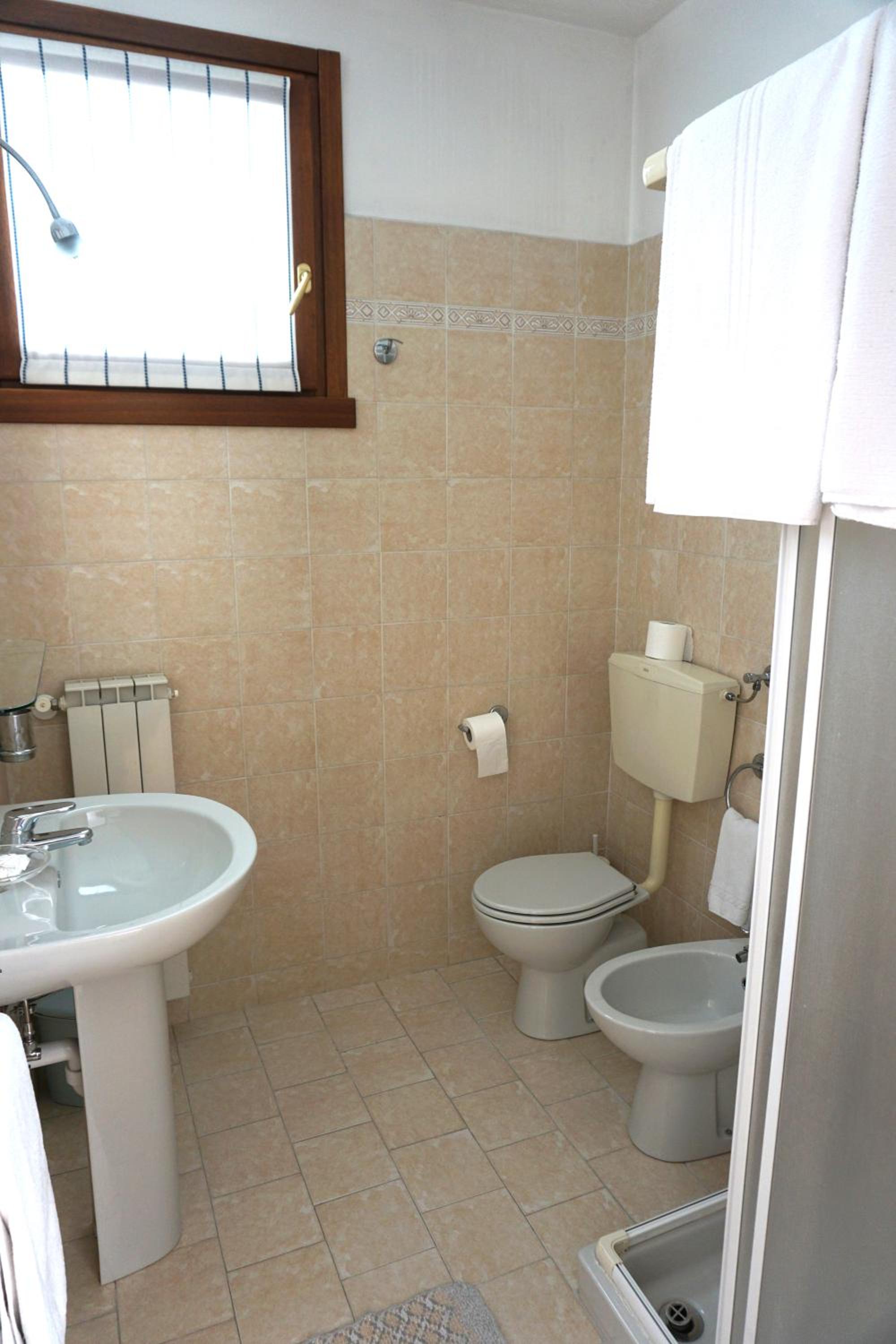 Twin Room - Photo 12