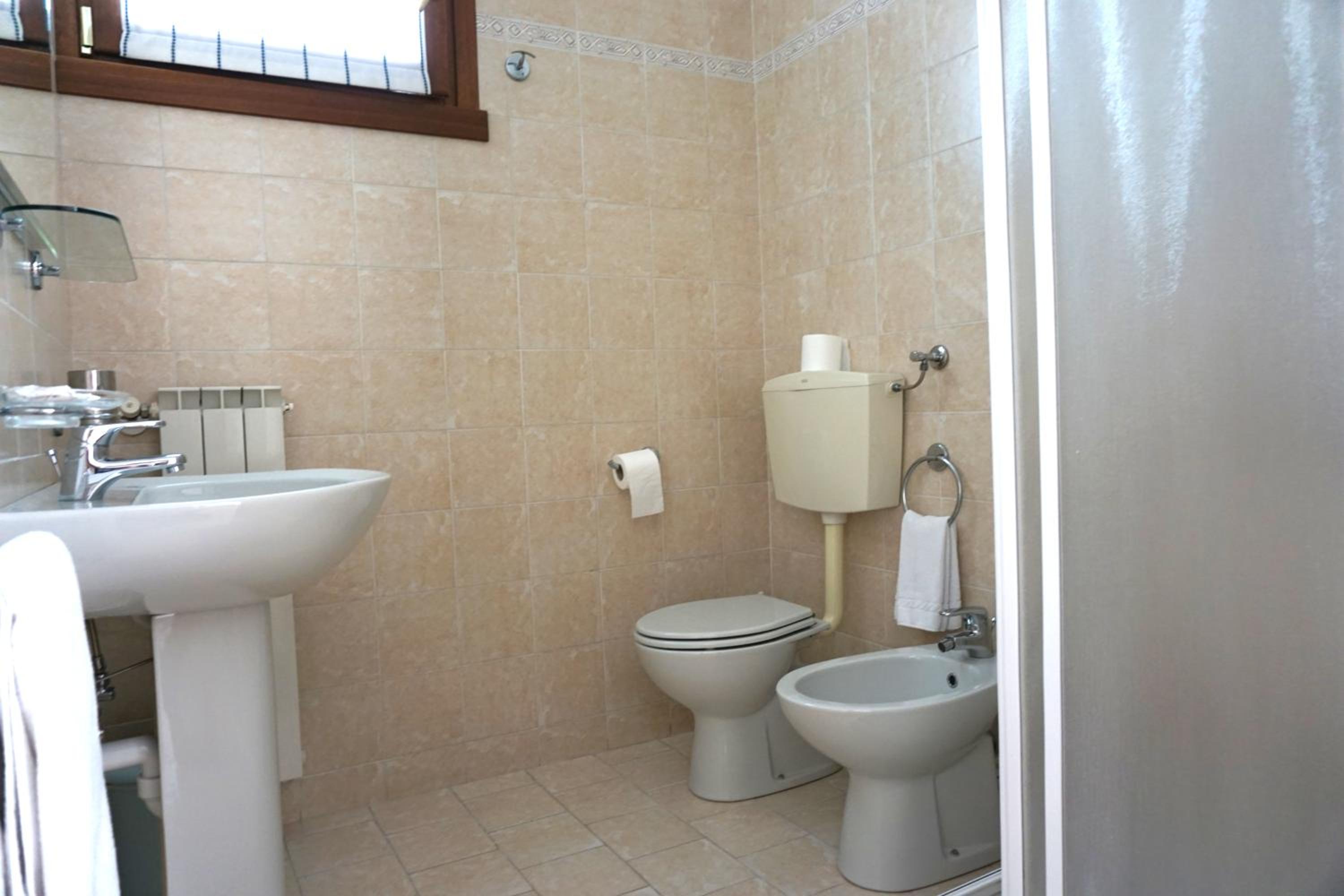 Twin Room - Photo 16