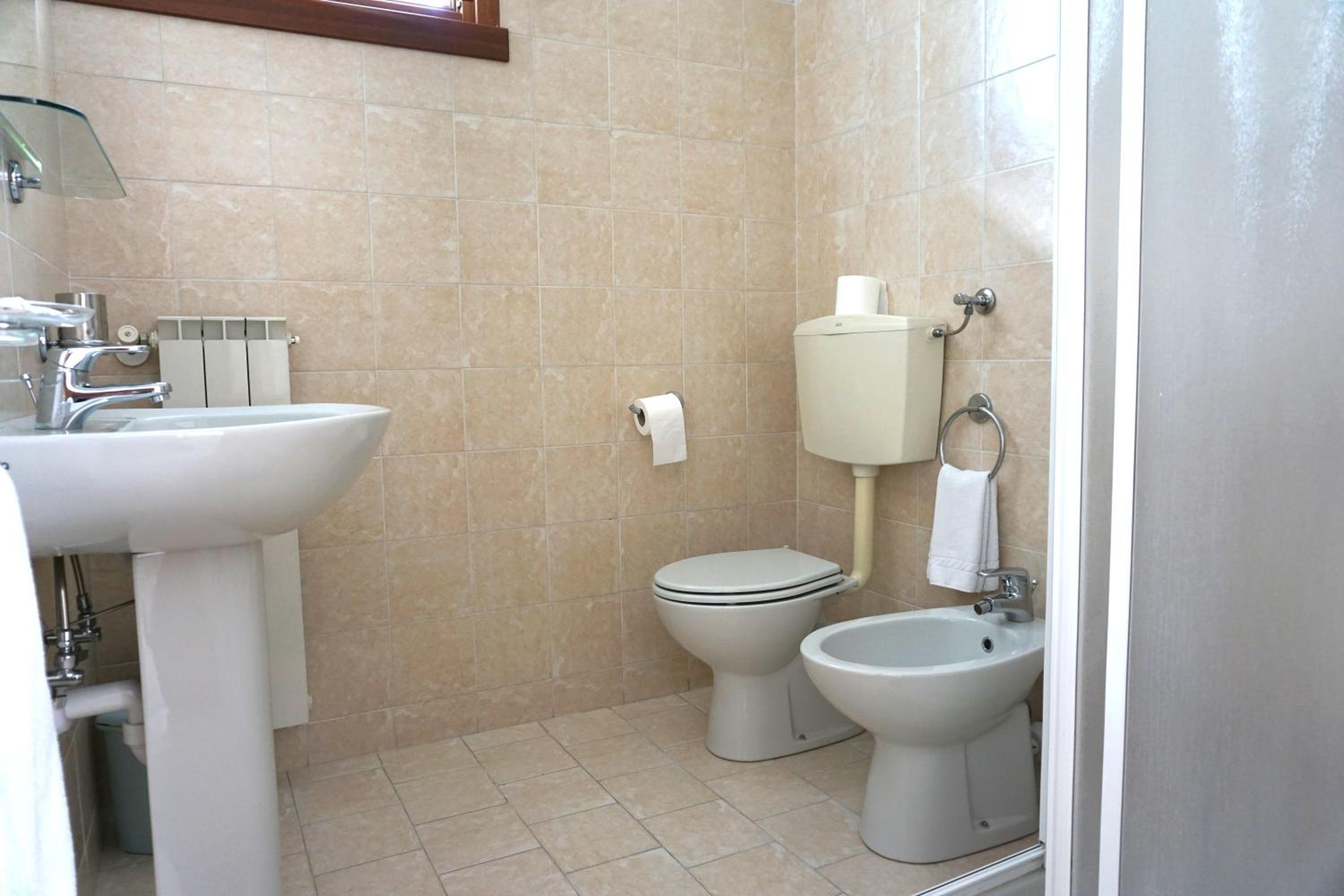 Twin Room - Photo 15