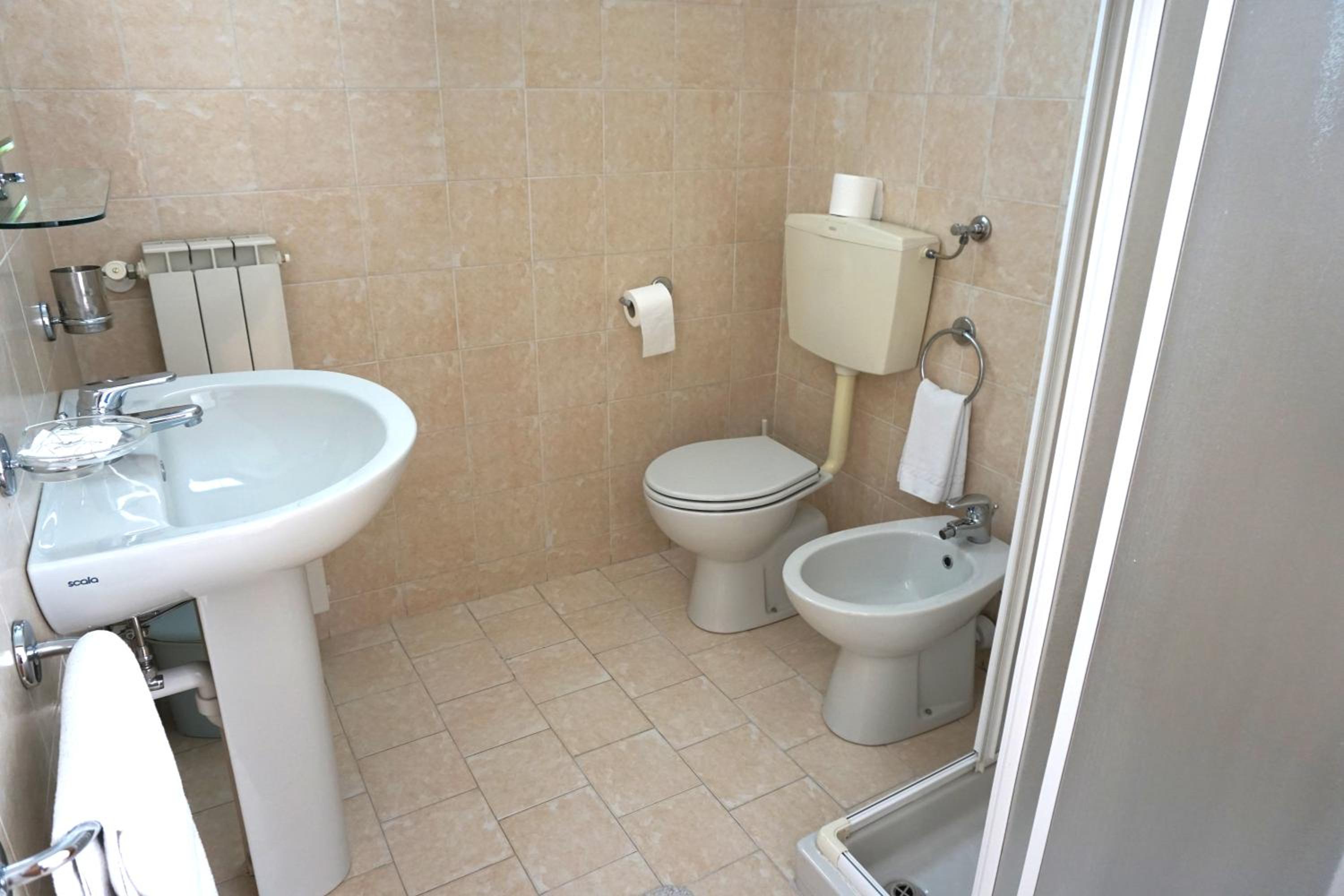 Twin Room - Photo 14