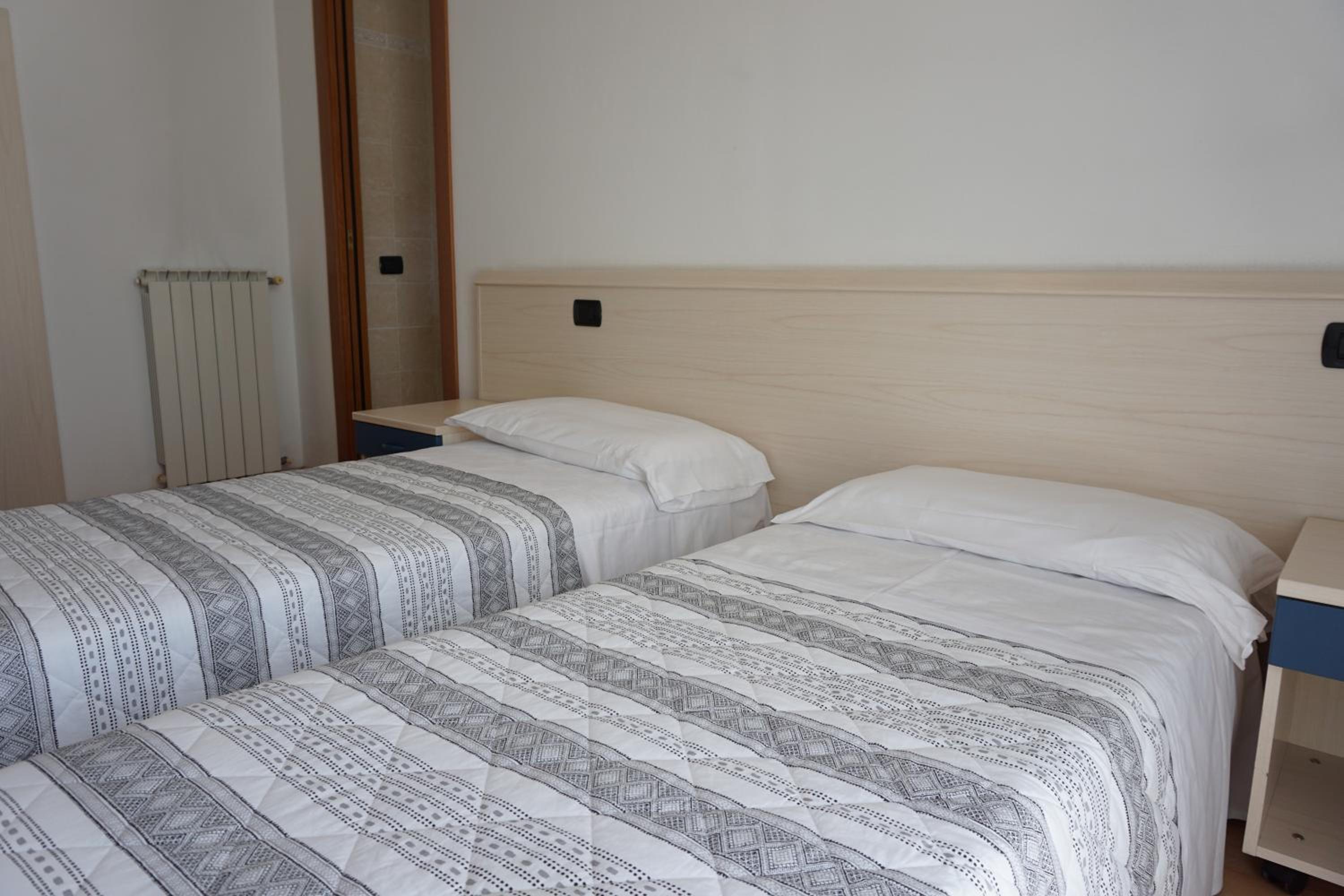 Twin Room - Photo 9