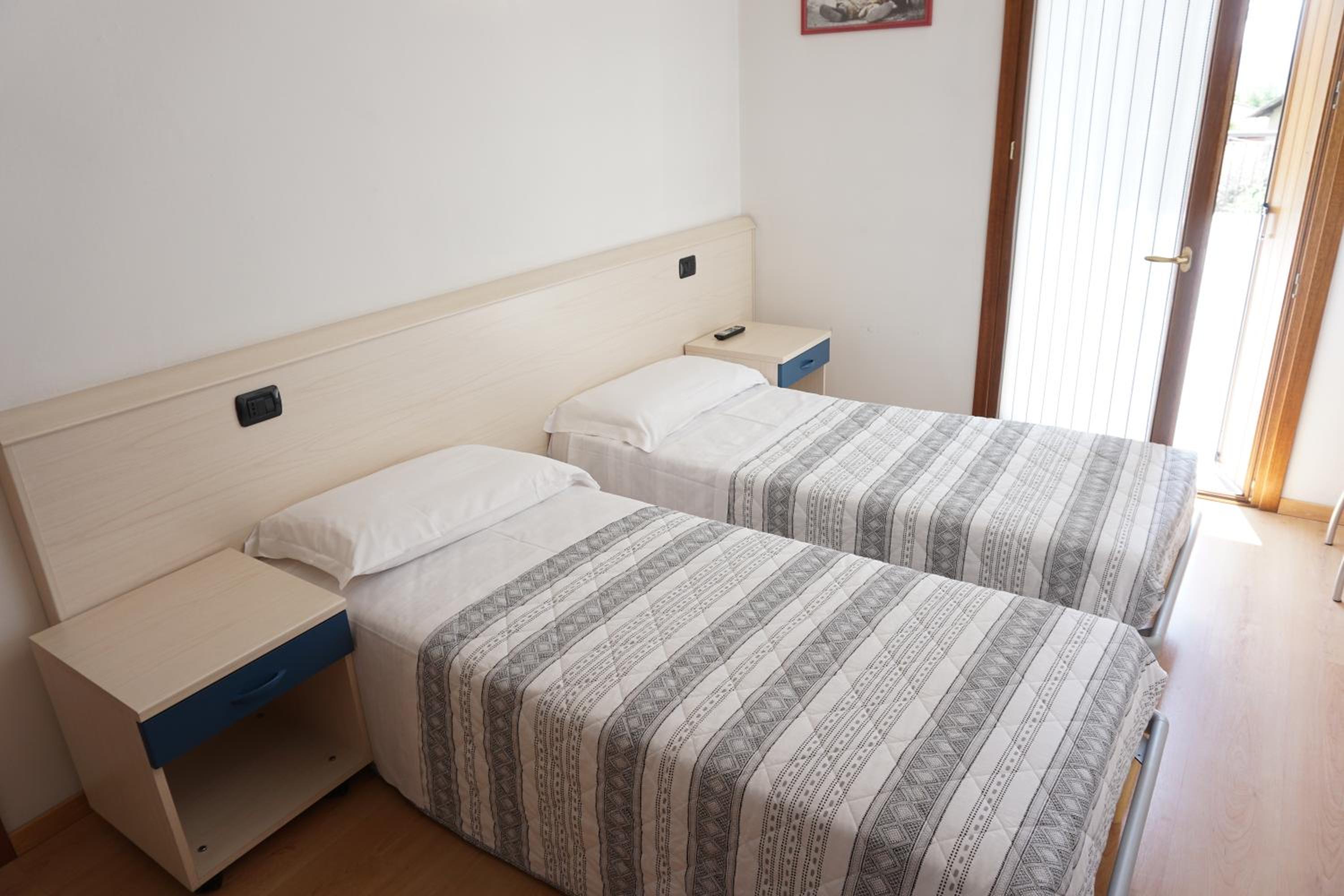 Twin Room - Photo 8