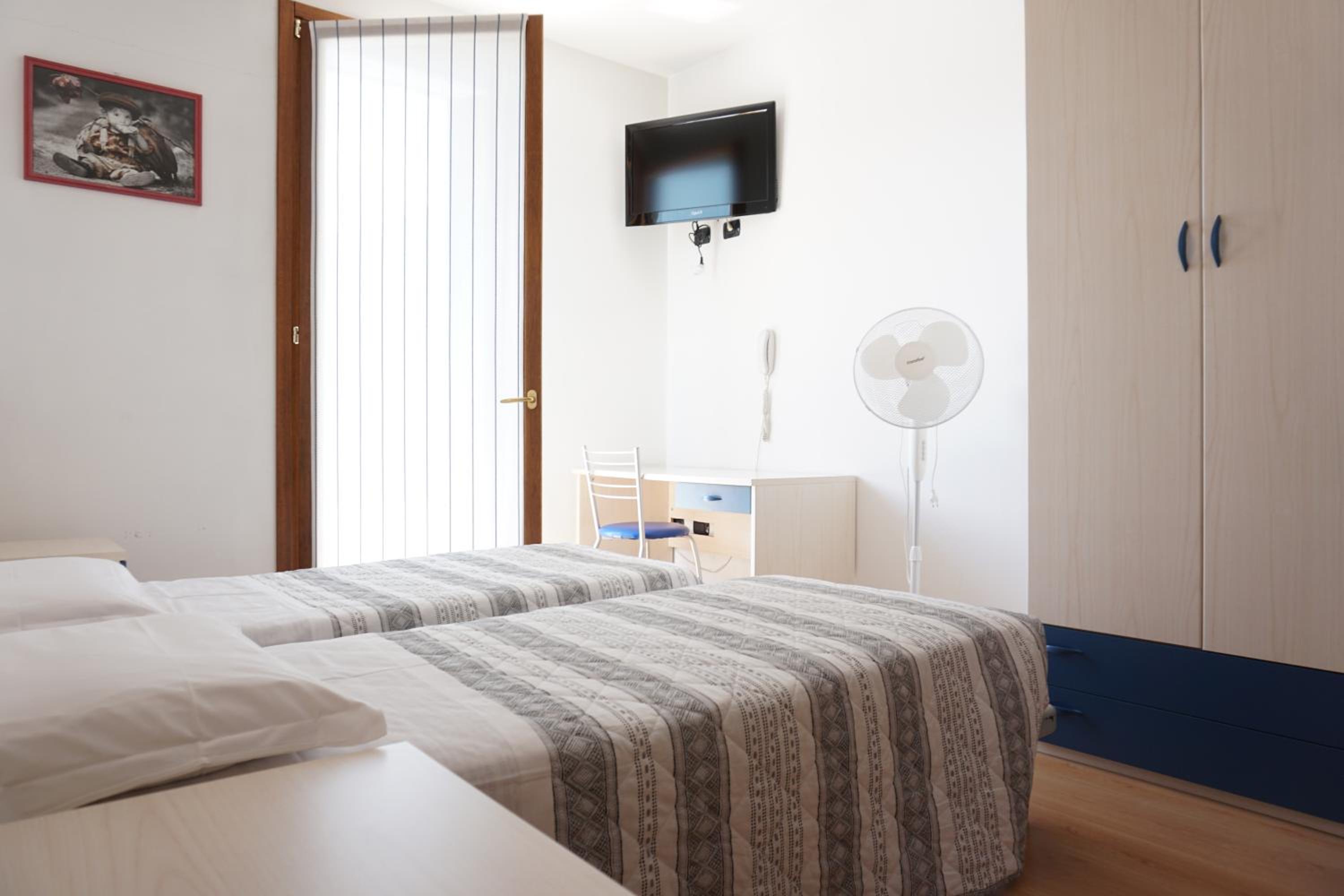Twin Room - Photo 7