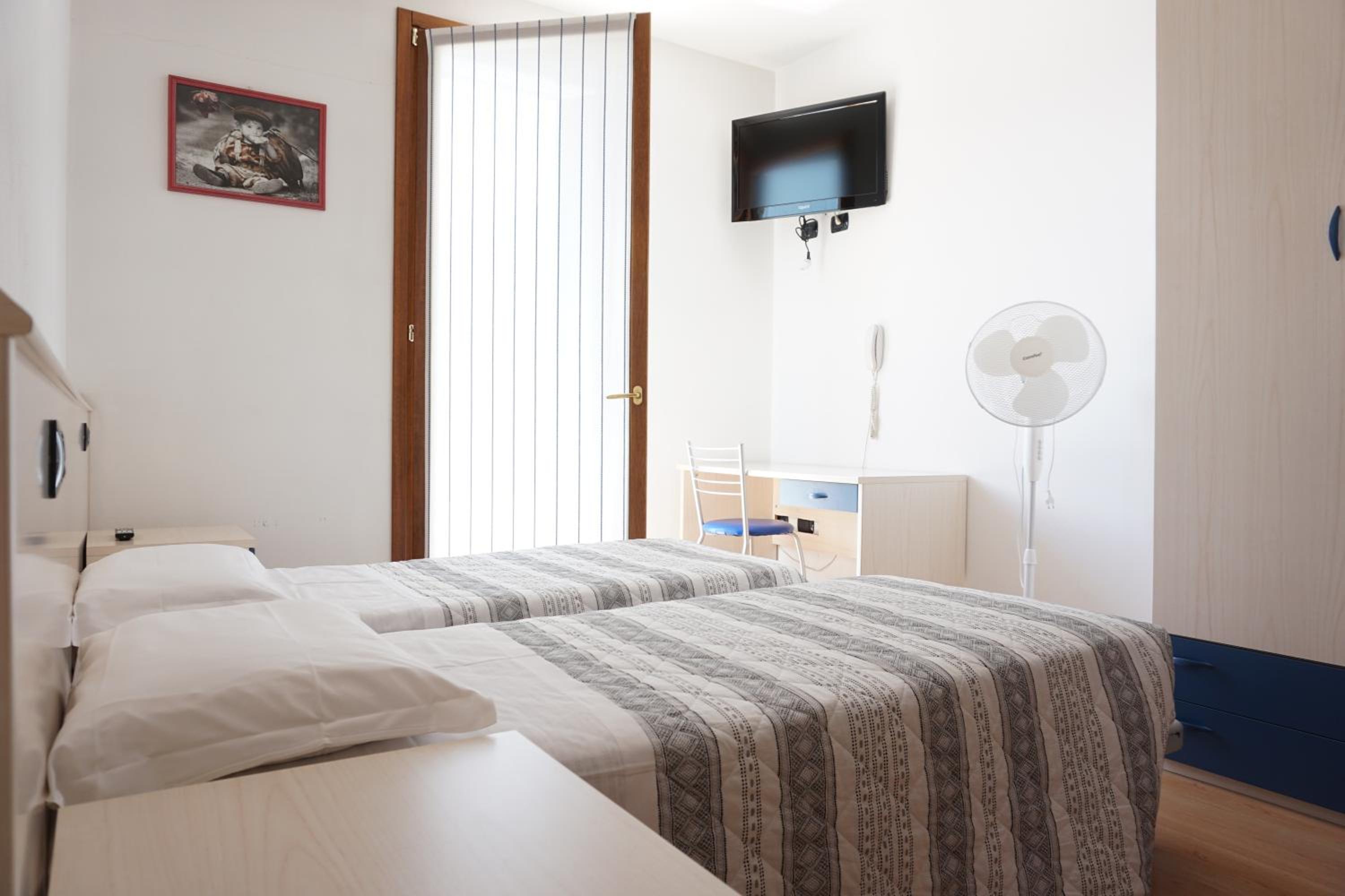 Twin Room - Photo 6