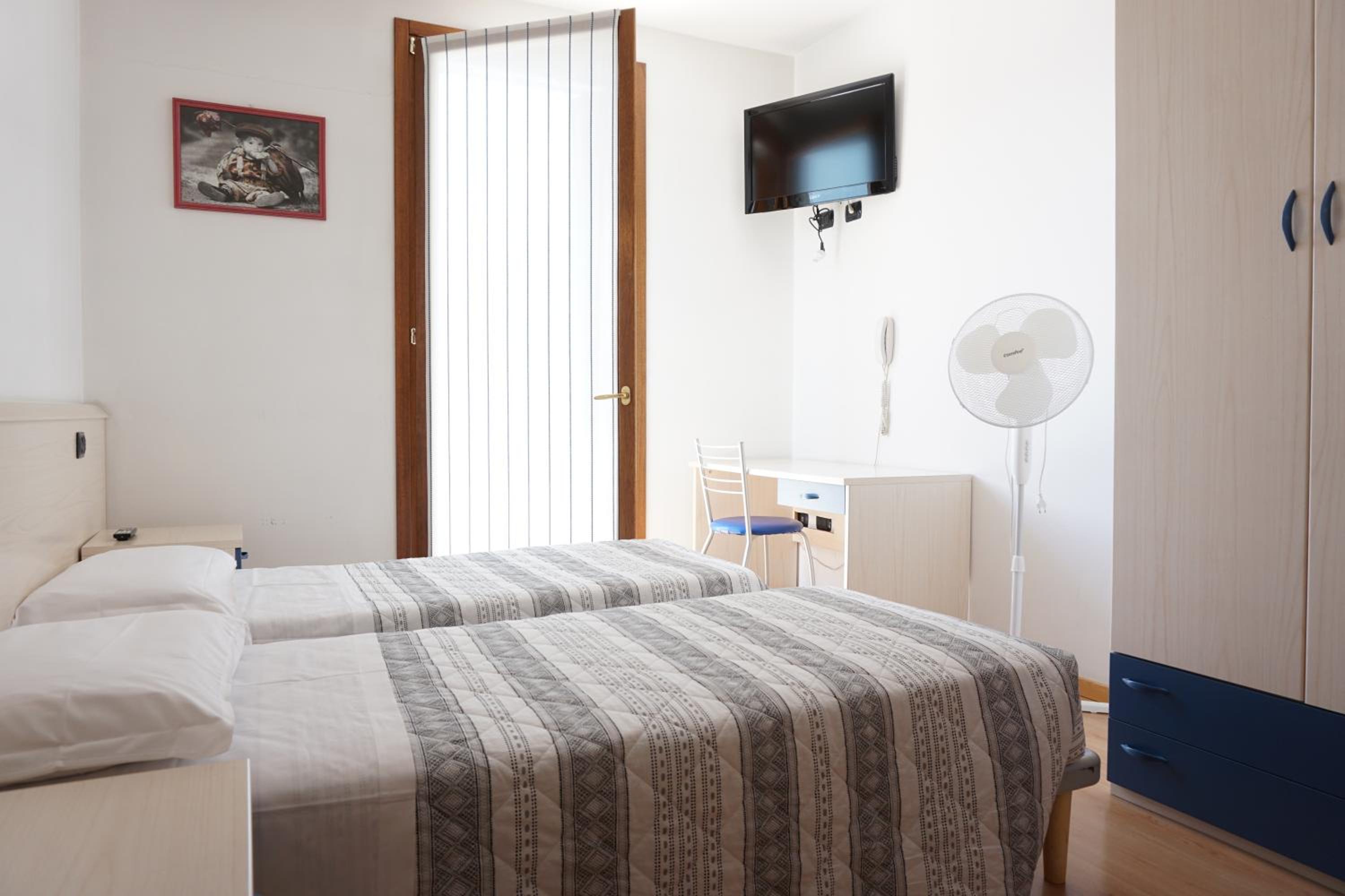 Twin Room - Photo 5