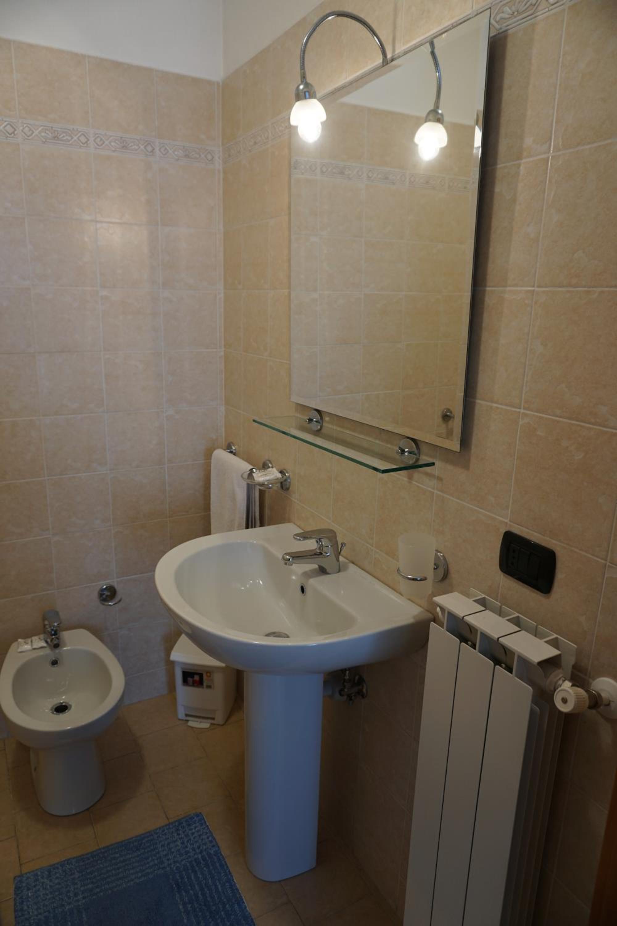 Twin Room - Photo 3