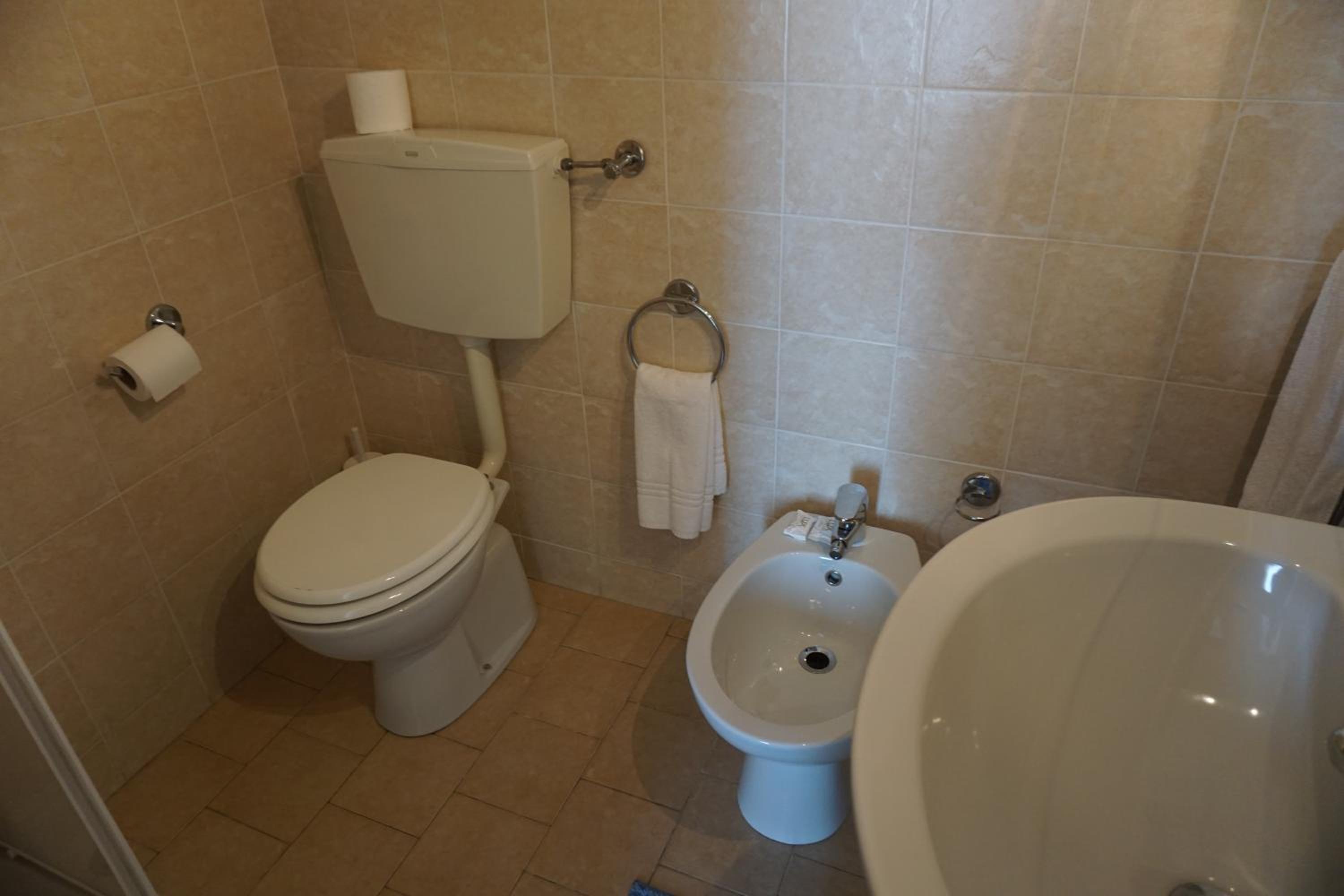 Twin Room - Photo 21