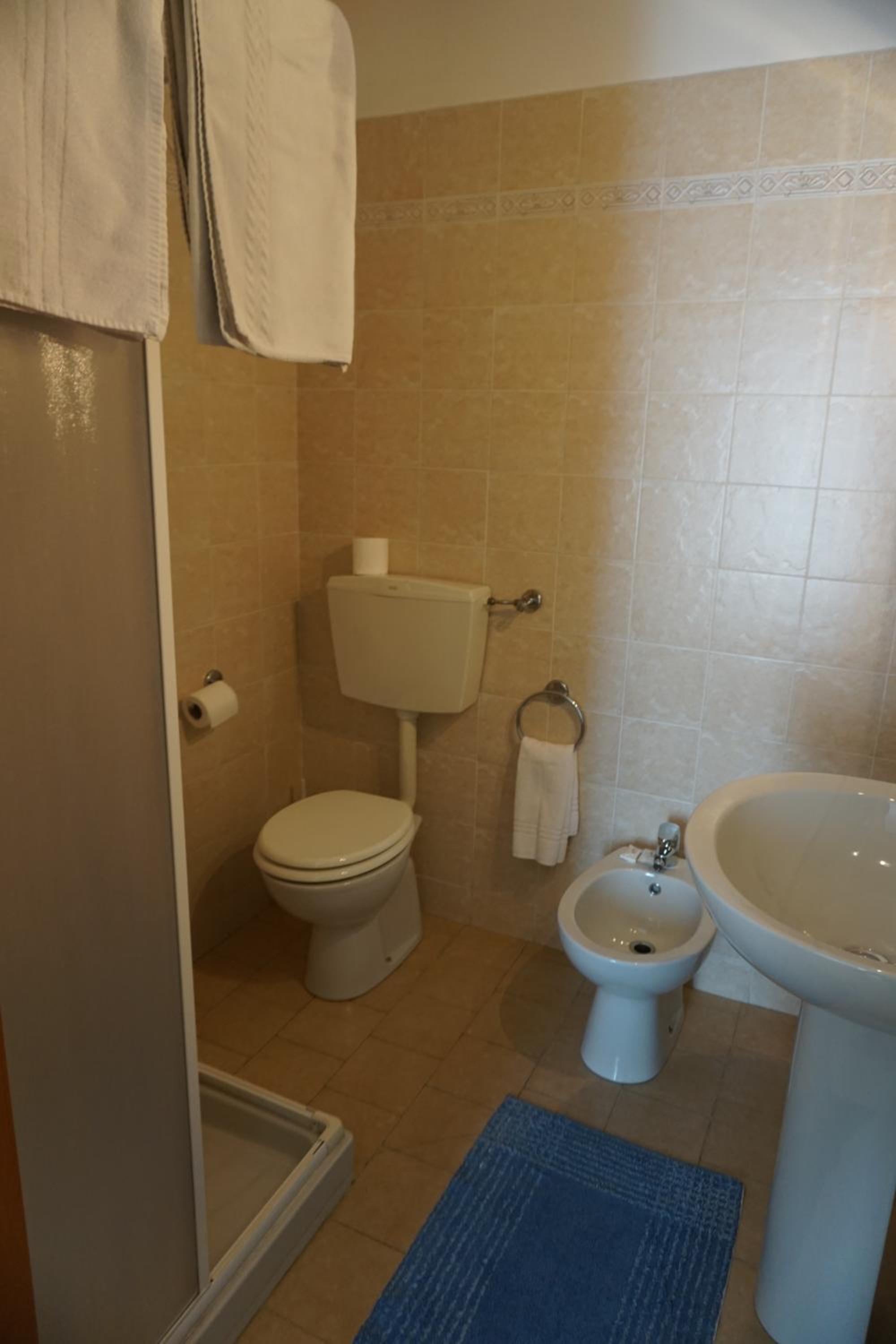 Twin Room - Photo 20