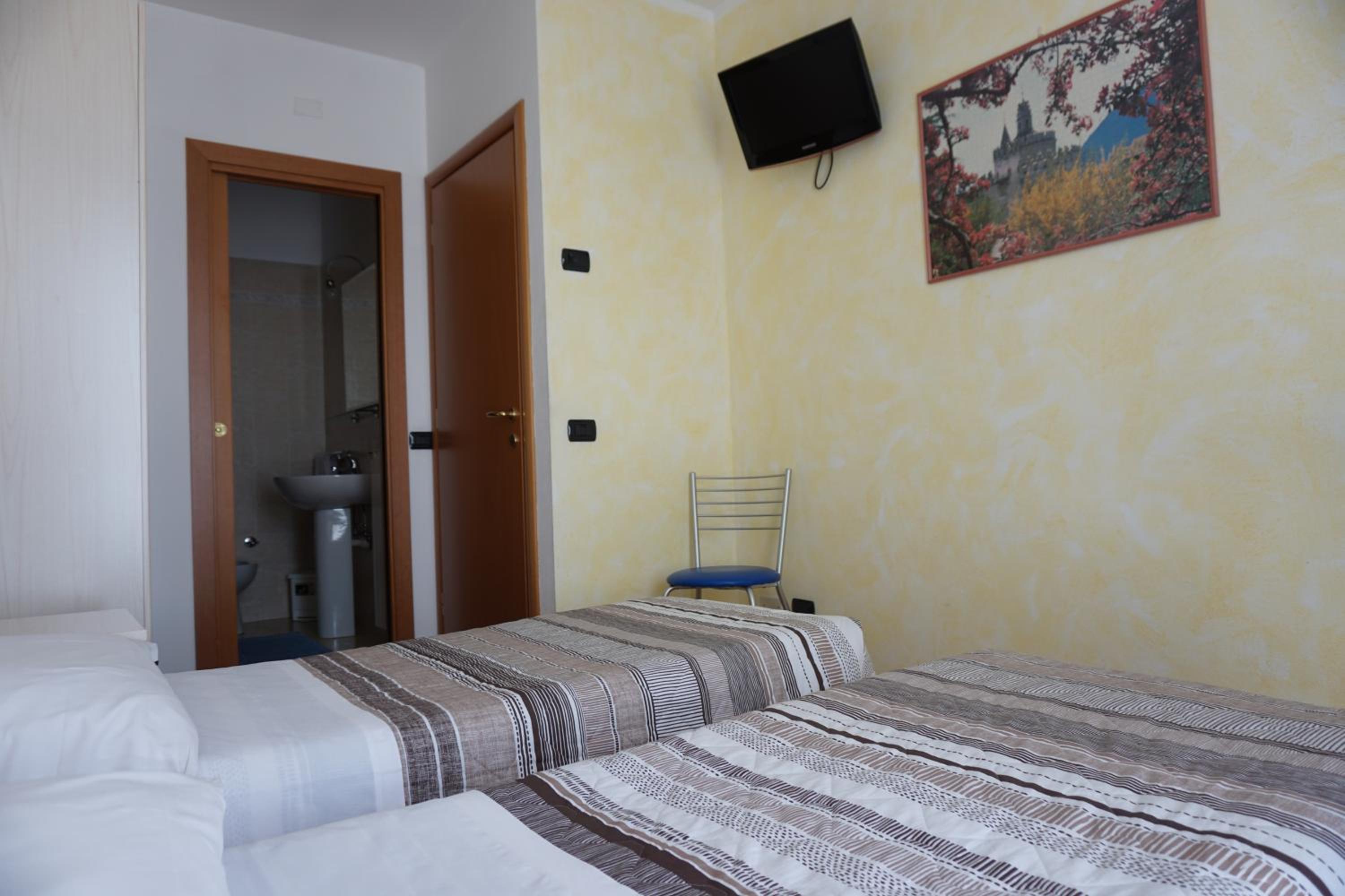 Twin Room - Photo 19