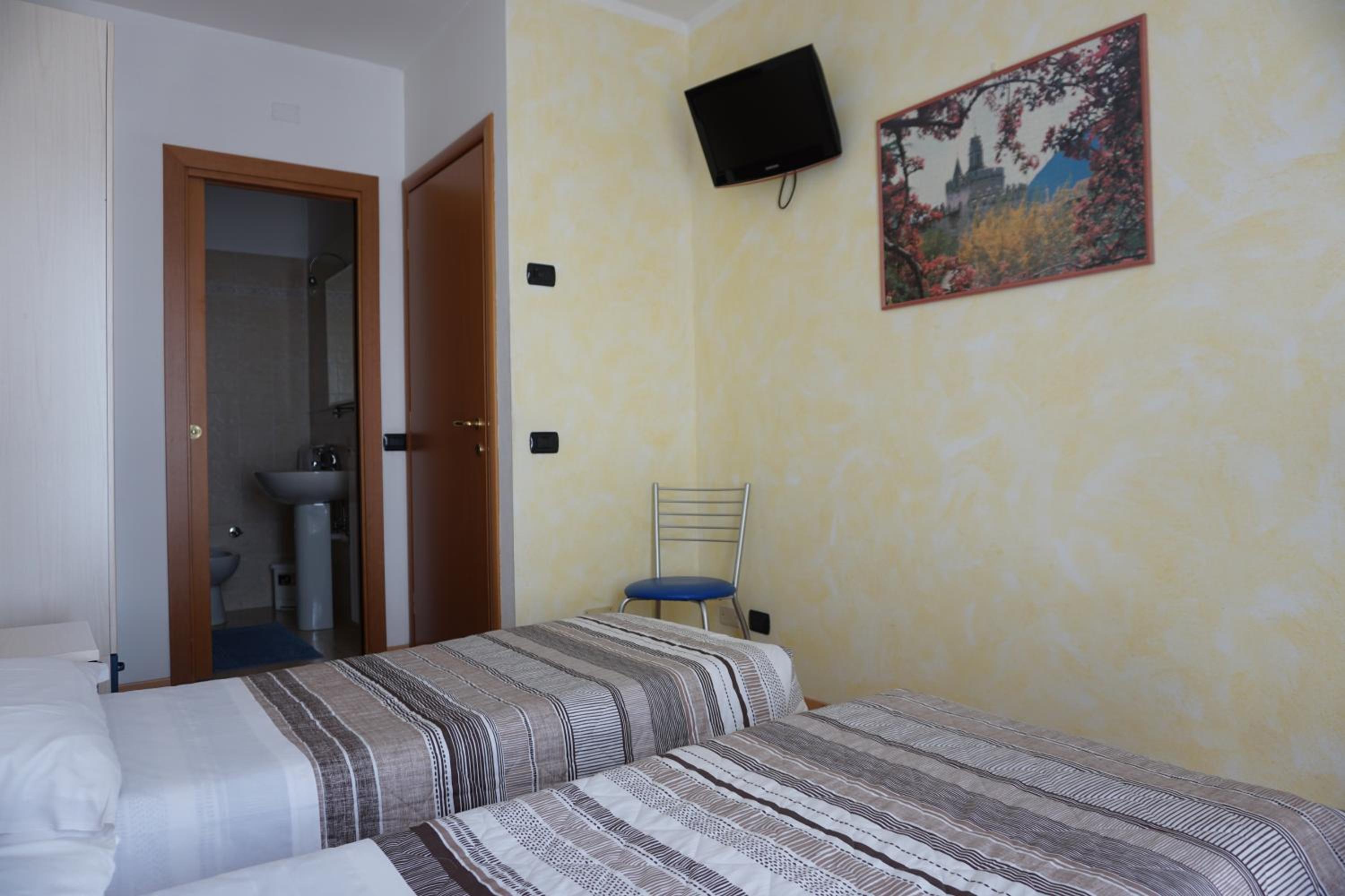 Twin Room - Photo 2