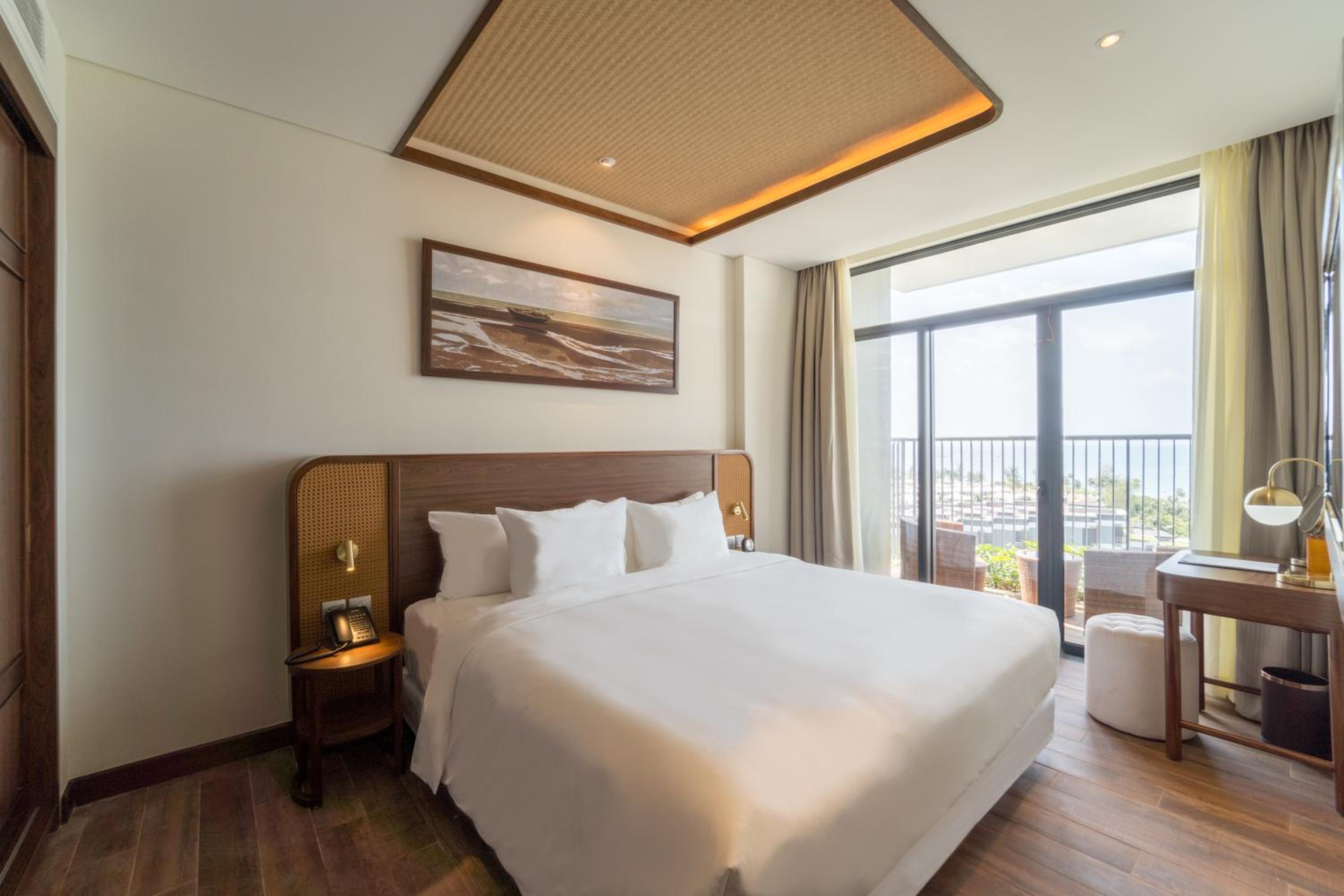 Three-Bedroom Executive King Suite with One Queen and Twin Single Beds and Sea View