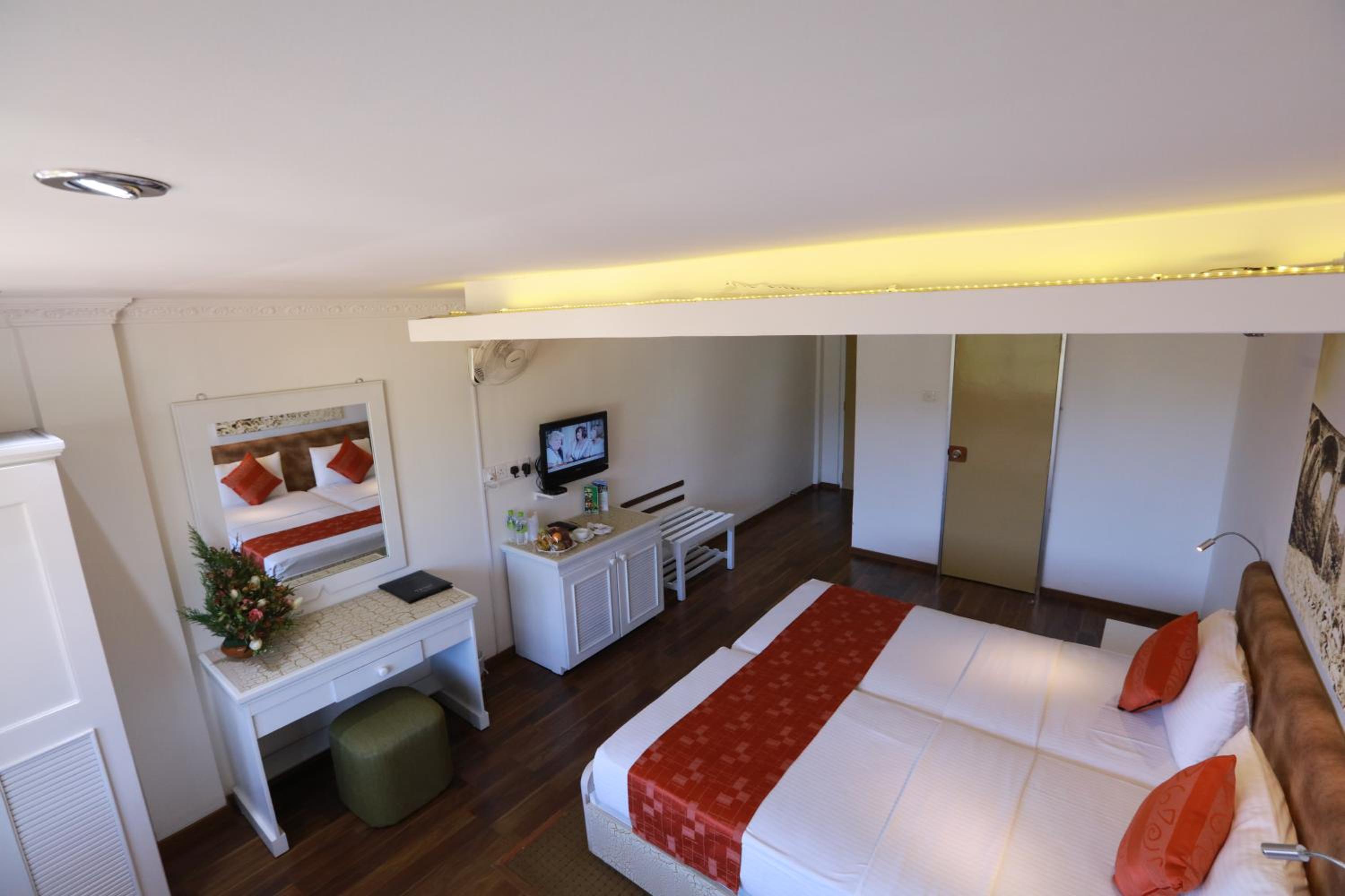Deluxe Double or Twin Room photo 3