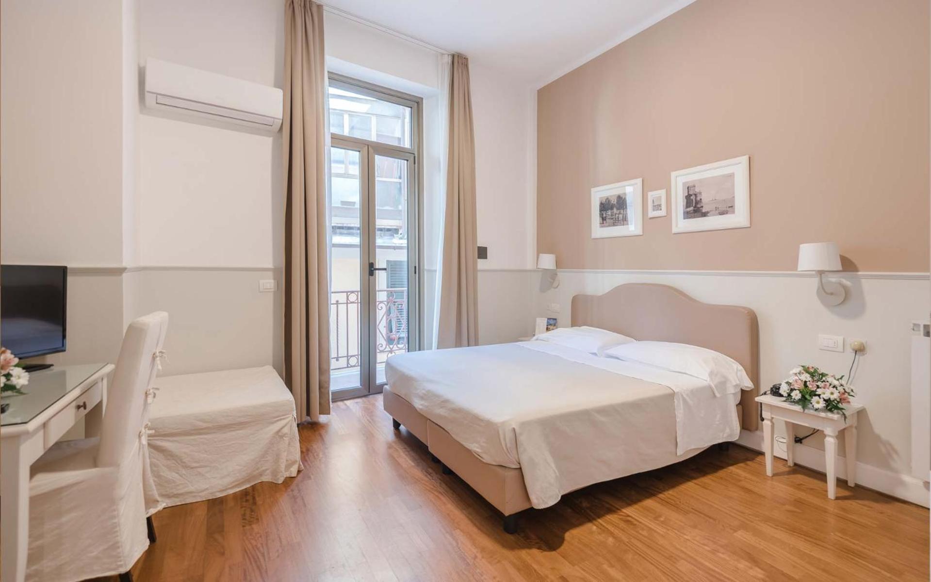 Double or Twin Room with Balcony - Photo 1