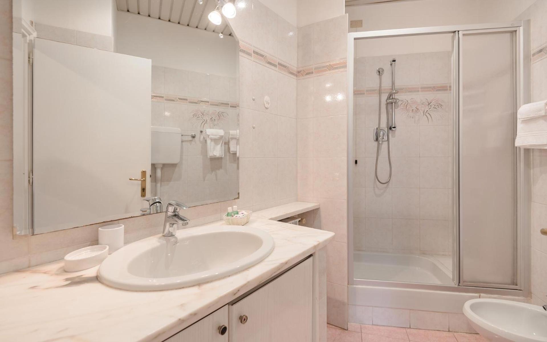 Double or Twin Room with Balcony - Photo 5