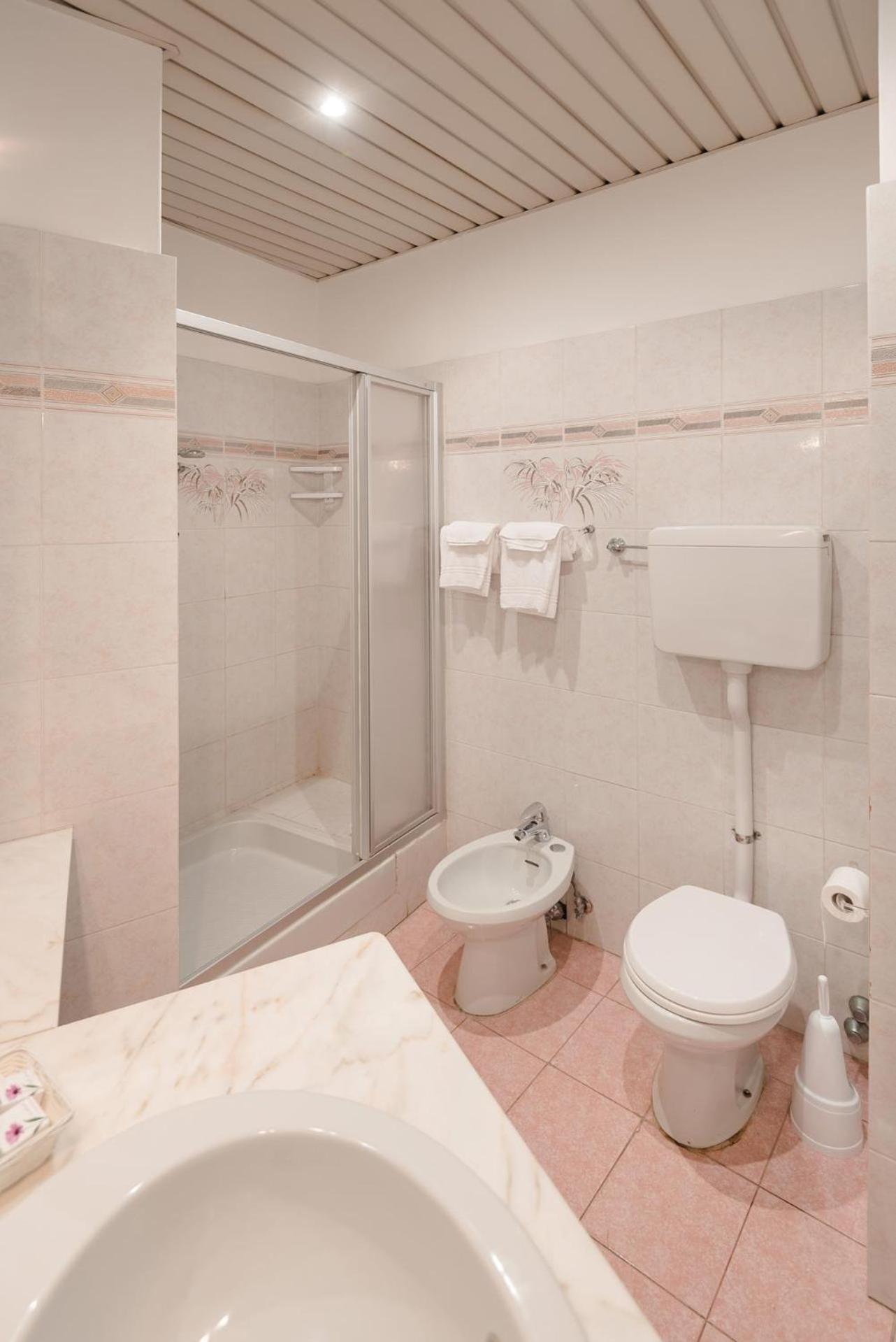 Double or Twin Room with Balcony - Photo 4