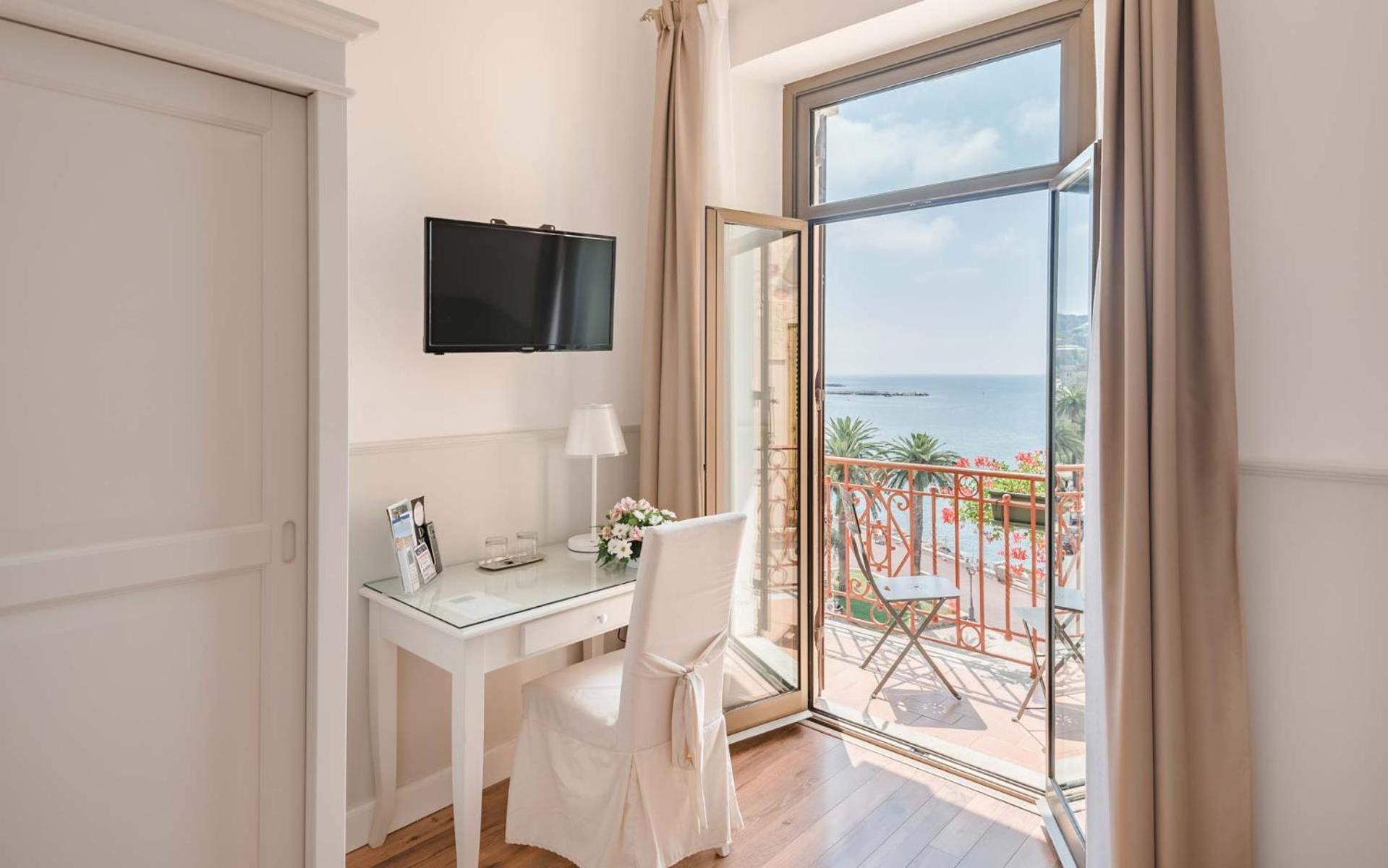 Double or Twin Room with Sea View - Photo 5