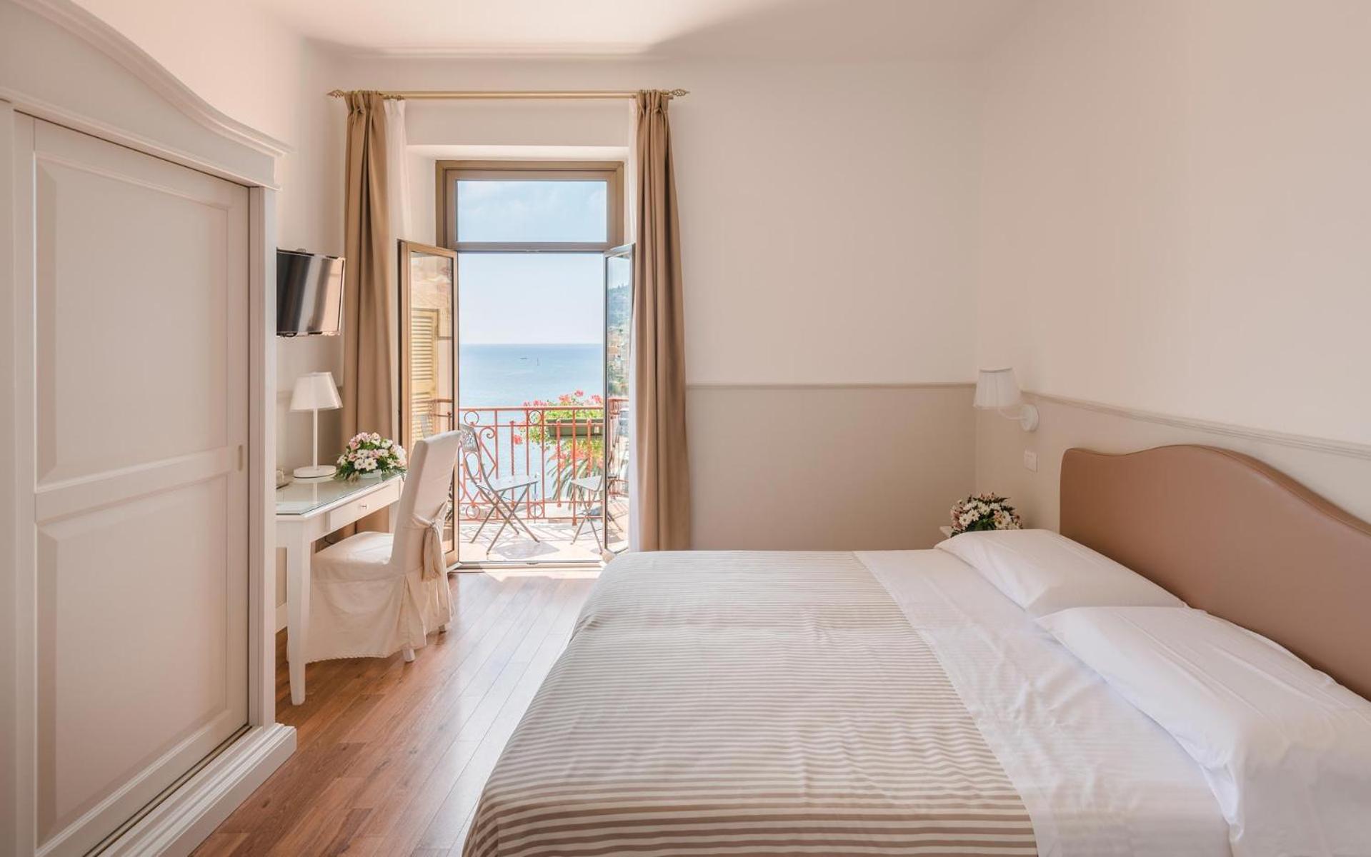 Double or Twin Room with Sea View - Photo 1