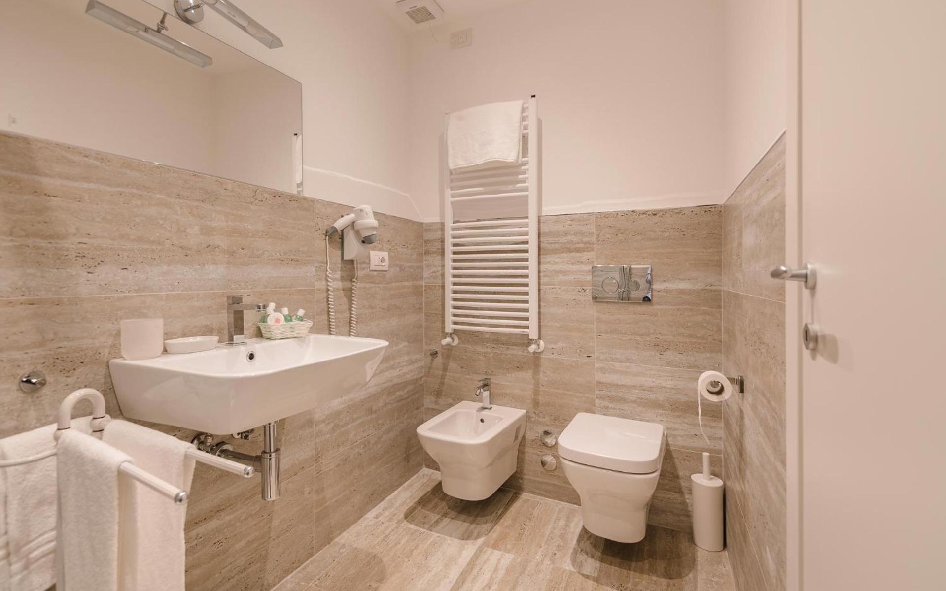 Double or Twin Room with Sea View - Photo 4
