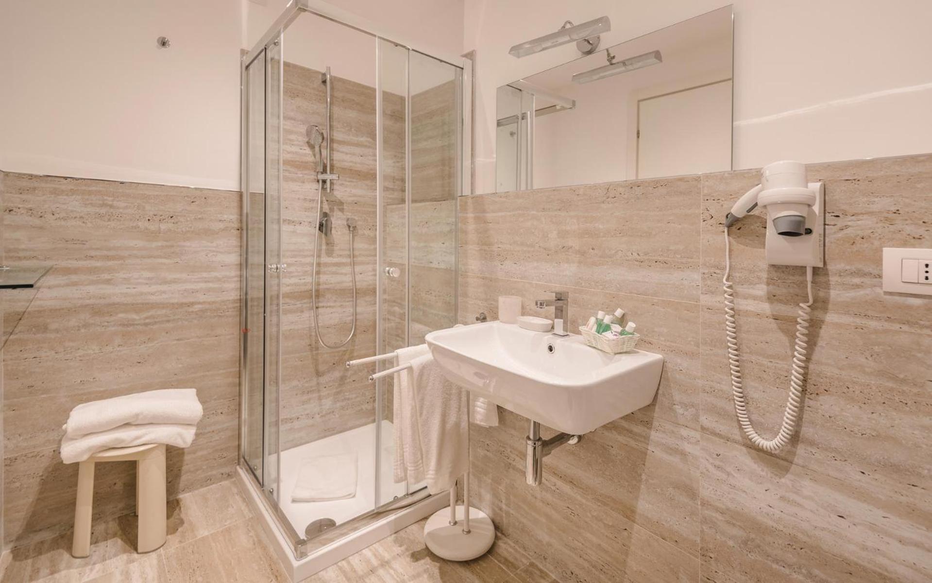 Double or Twin Room with Sea View - Photo 3