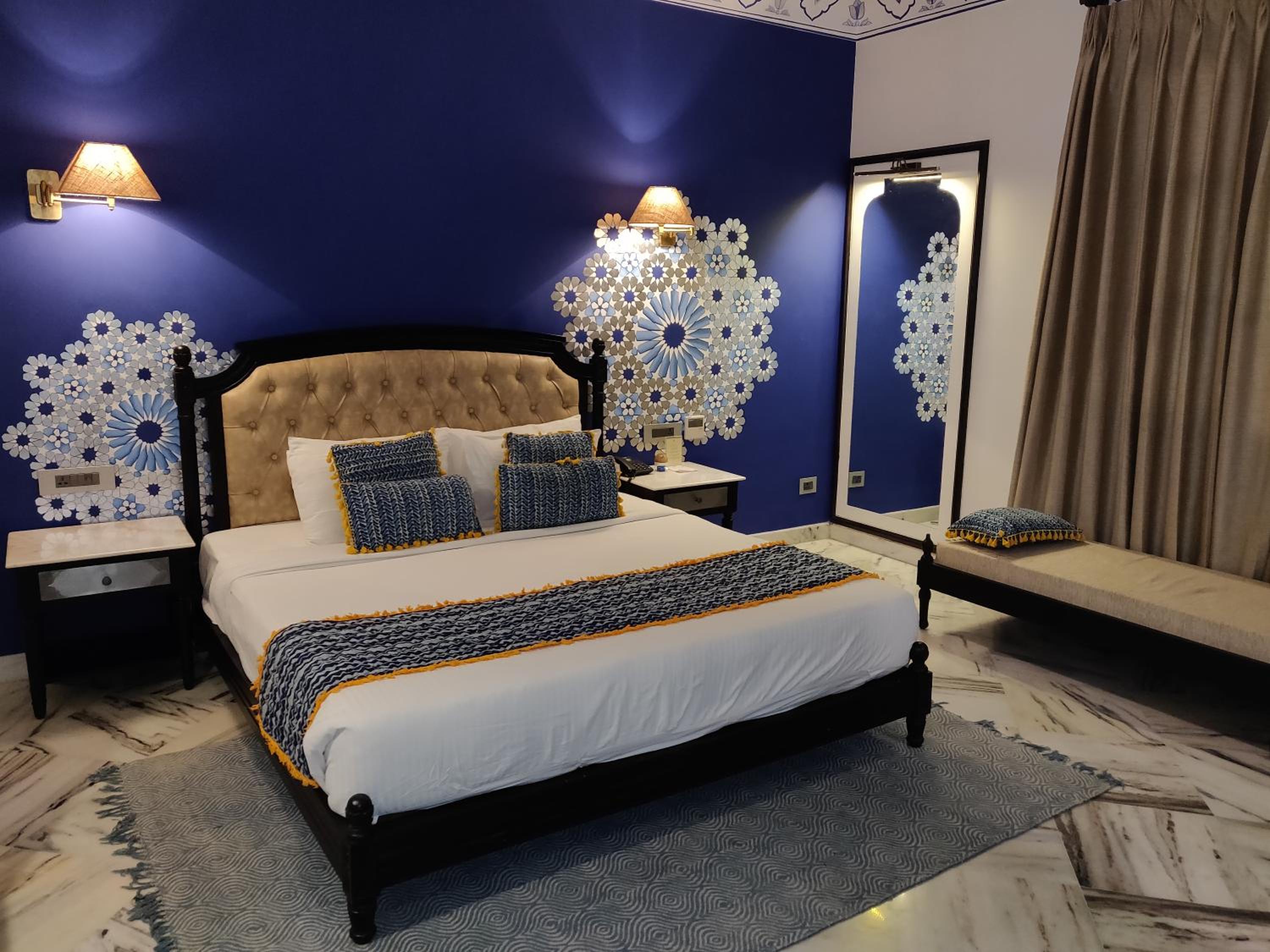 Royal Room King Size Bed: Enjoy Happy Hours with 2+1 offer, 20% off on F&B services,20% Off on Laundry service ,Free Pick up on Arrival only from Train or Bus station (8am-8pm) - Photo 15