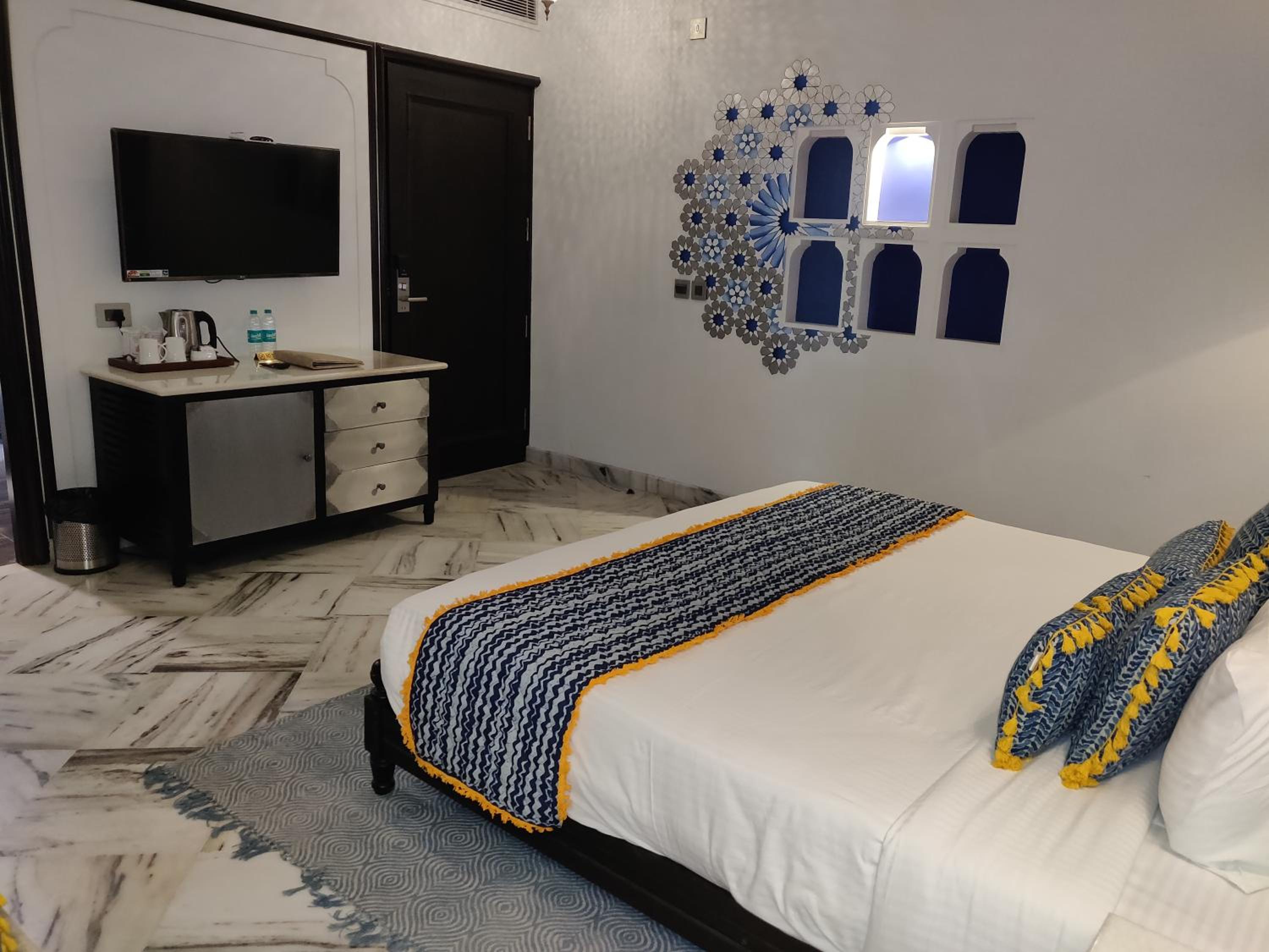 Royal Room King Size Bed: Enjoy Happy Hours with 2+1 offer, 20% off on F&B services,20% Off on Laundry service ,Free Pick up on Arrival only from Train or Bus station (8am-8pm) - Photo 13