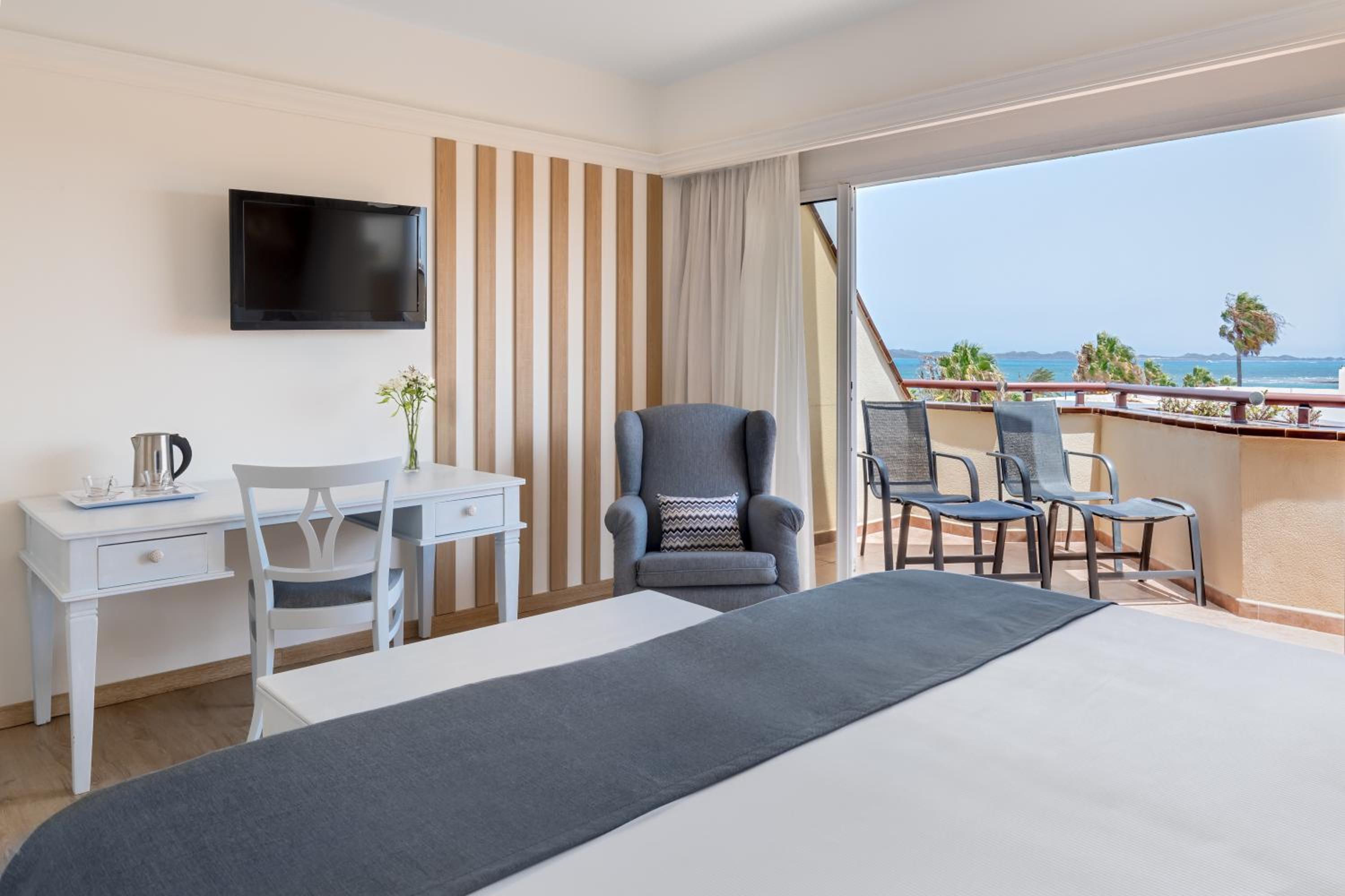 Double or Twin Room with Side Sea View - Photo 4