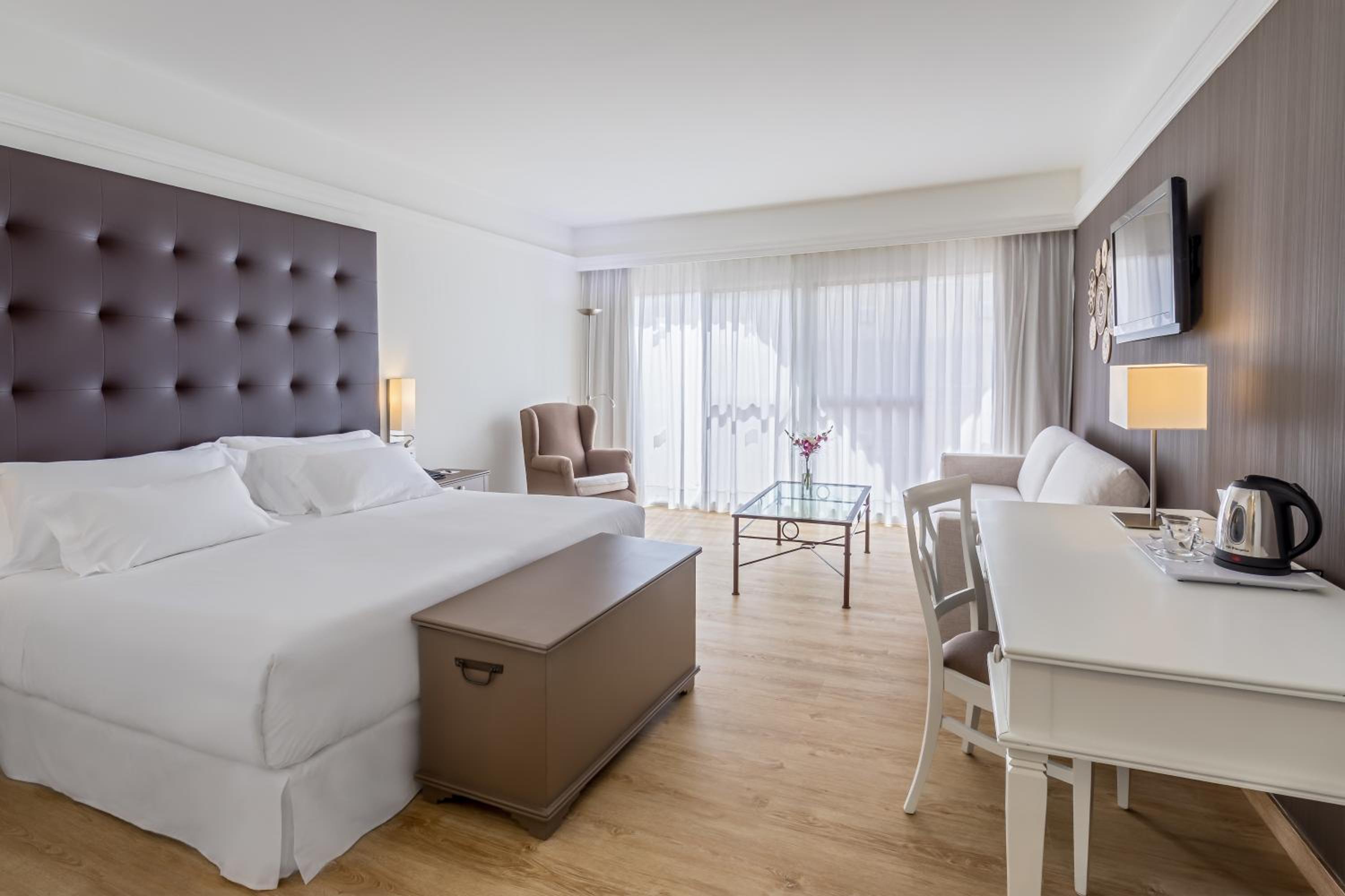 Deluxe Room - Photo 5