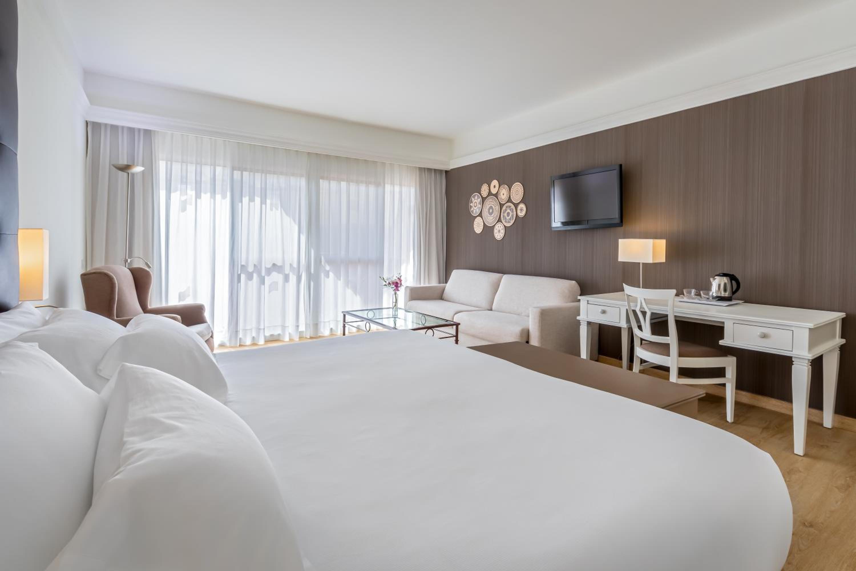 Deluxe Room - Photo 4