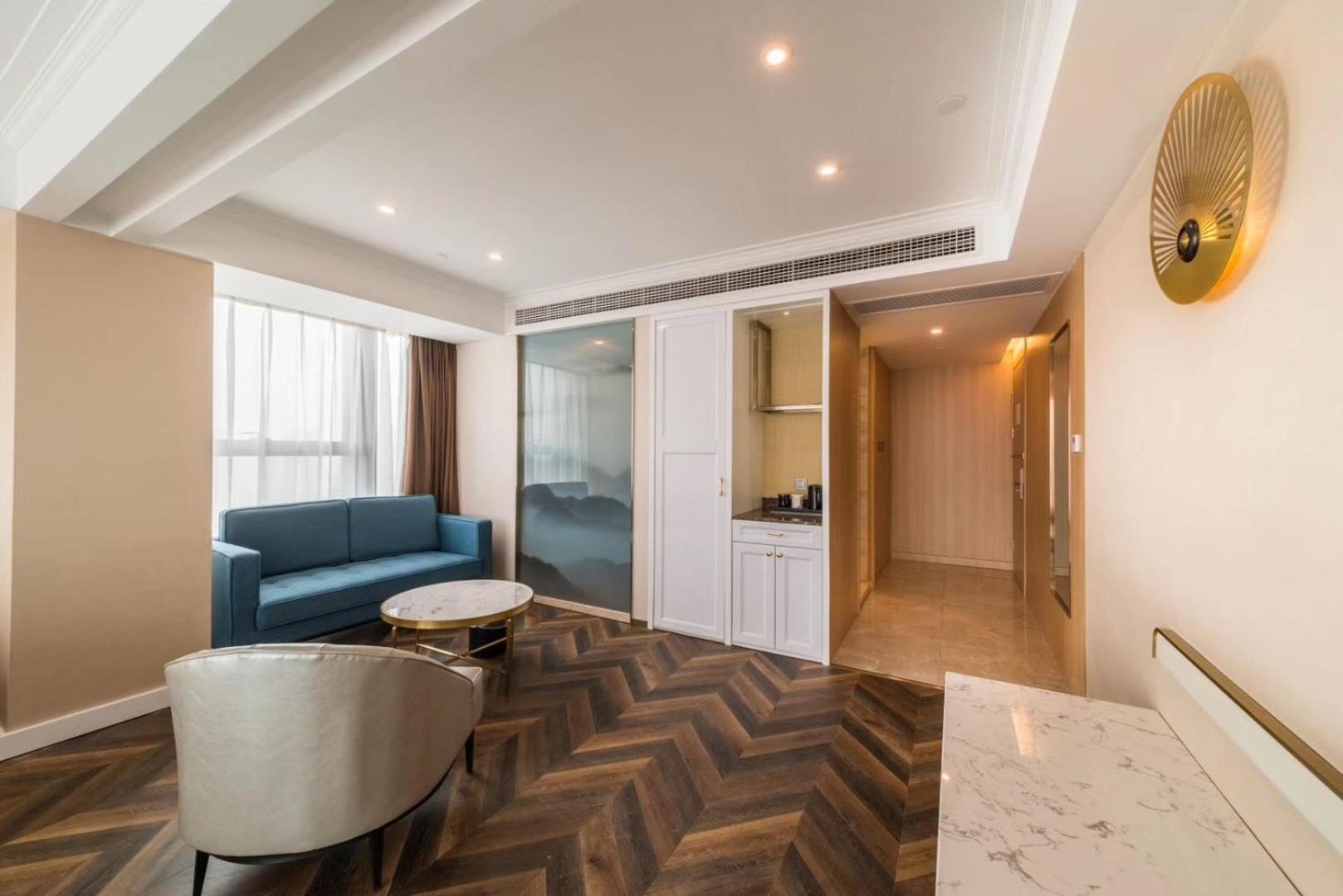 Business Suite photo 2