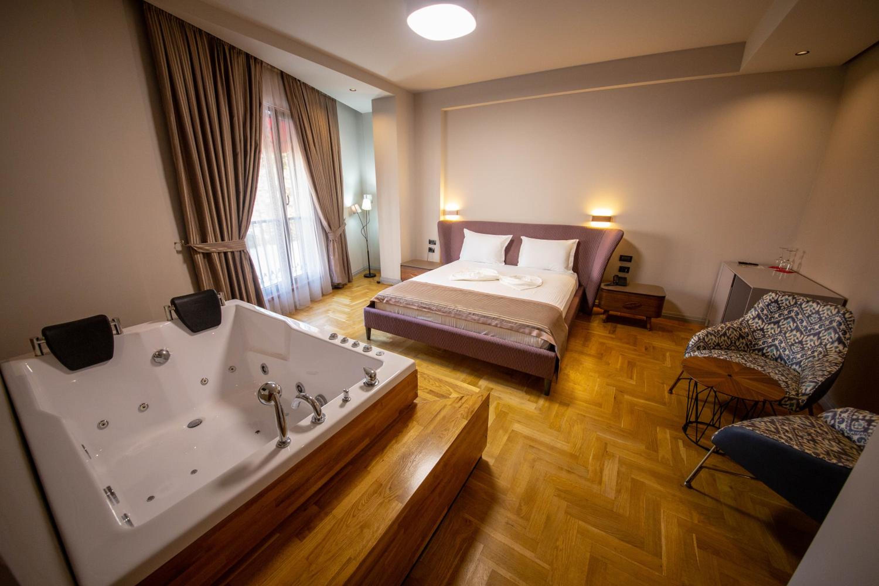 Suite with Hot Tub photo 1