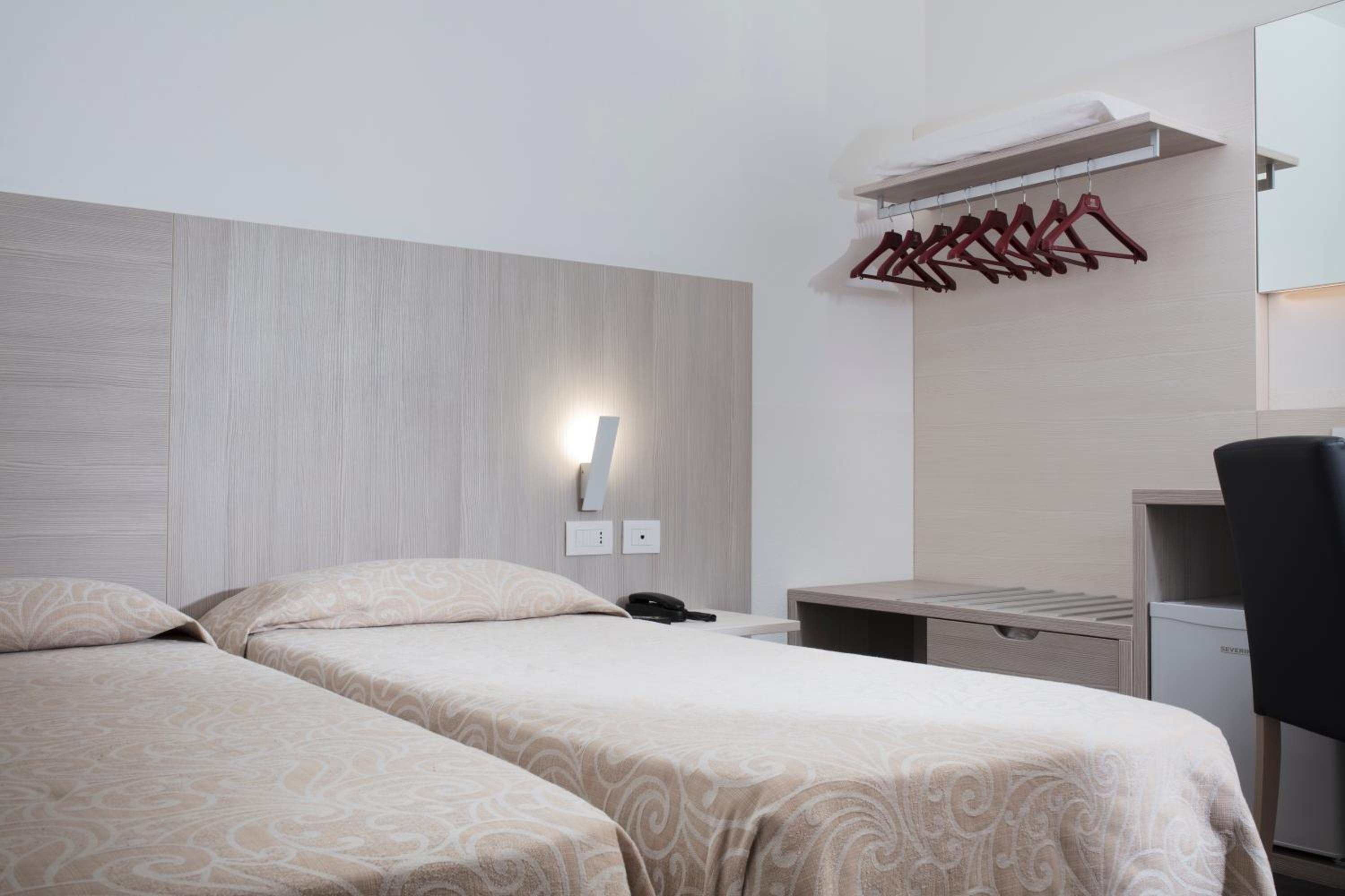 Large Double or Twin Room - Photo 8