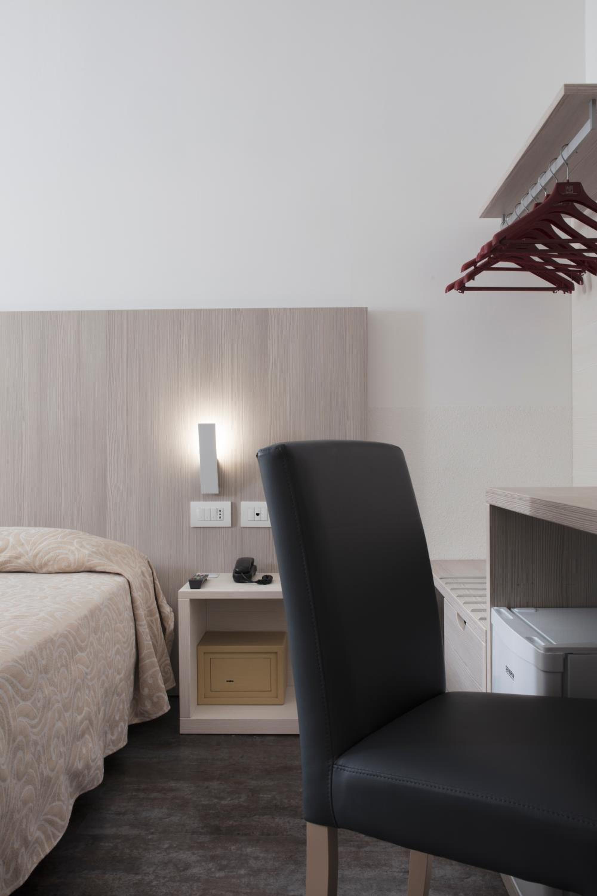 Large Double or Twin Room - Photo 9