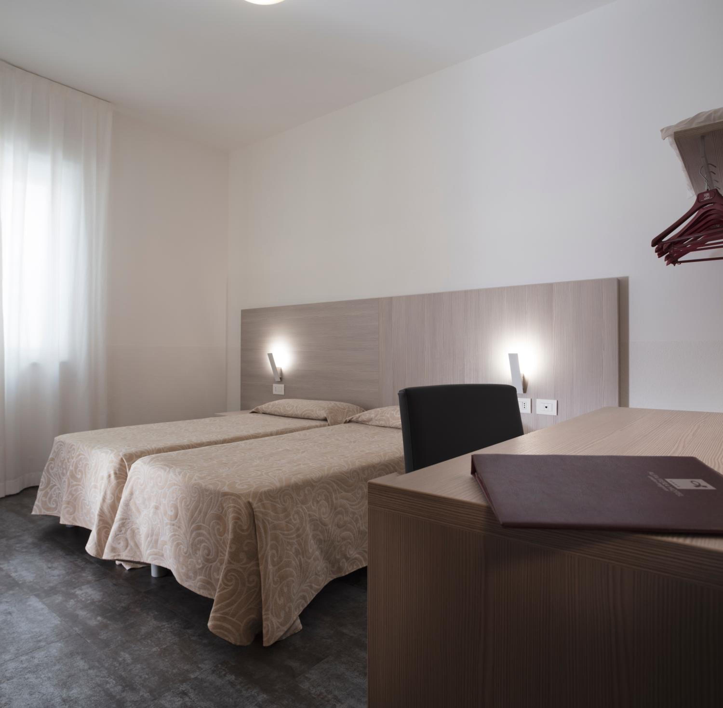 Large Double or Twin Room - Photo 10