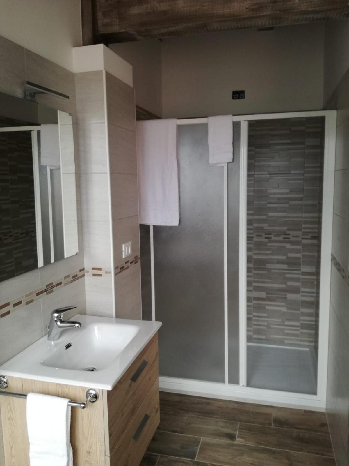 Double Room with Private Bathroom - Photo 2