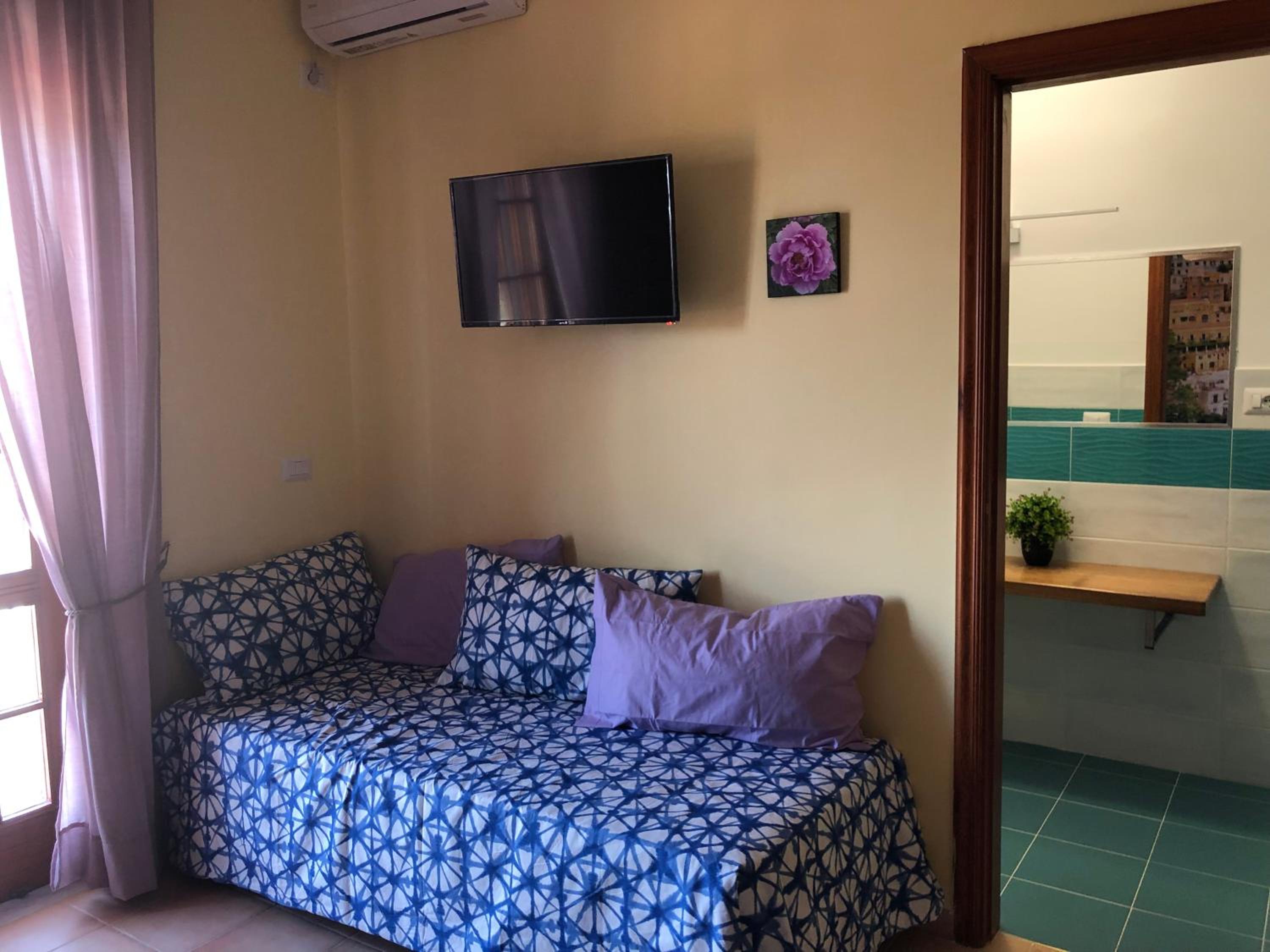 Quadruple Room with Private Bathroom - Photo 3