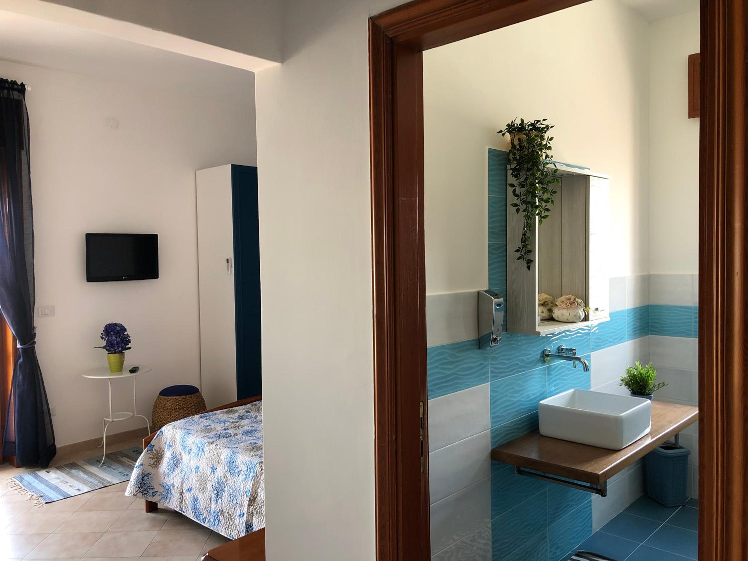 Double Room with Private Bathroom - Photo 15
