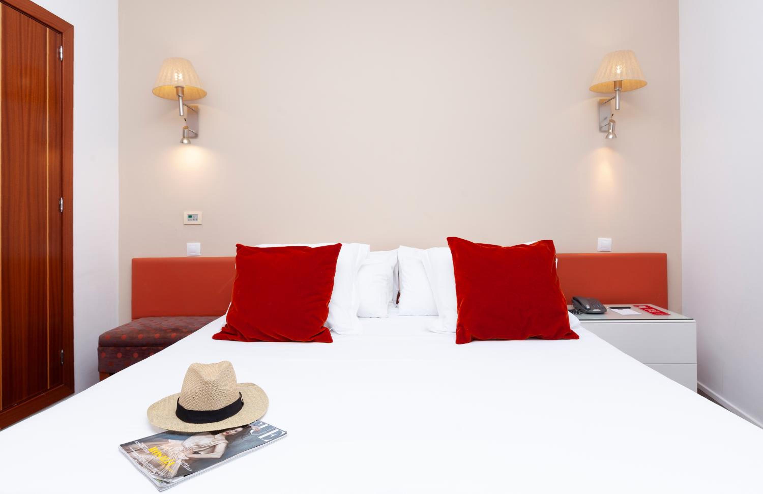 Double Room with Balcony thumbnail 5