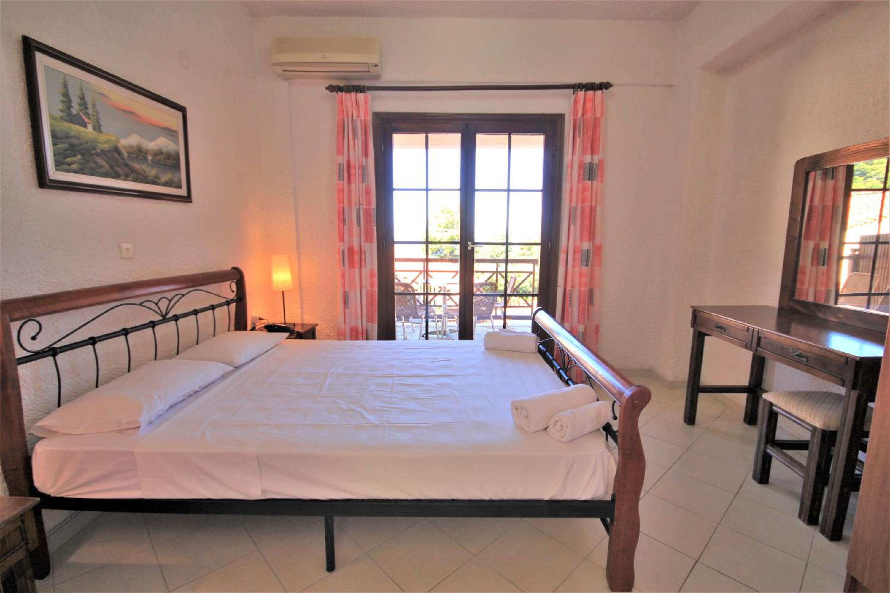 Two-Bedroom Apartment with Garden View - Photo 3