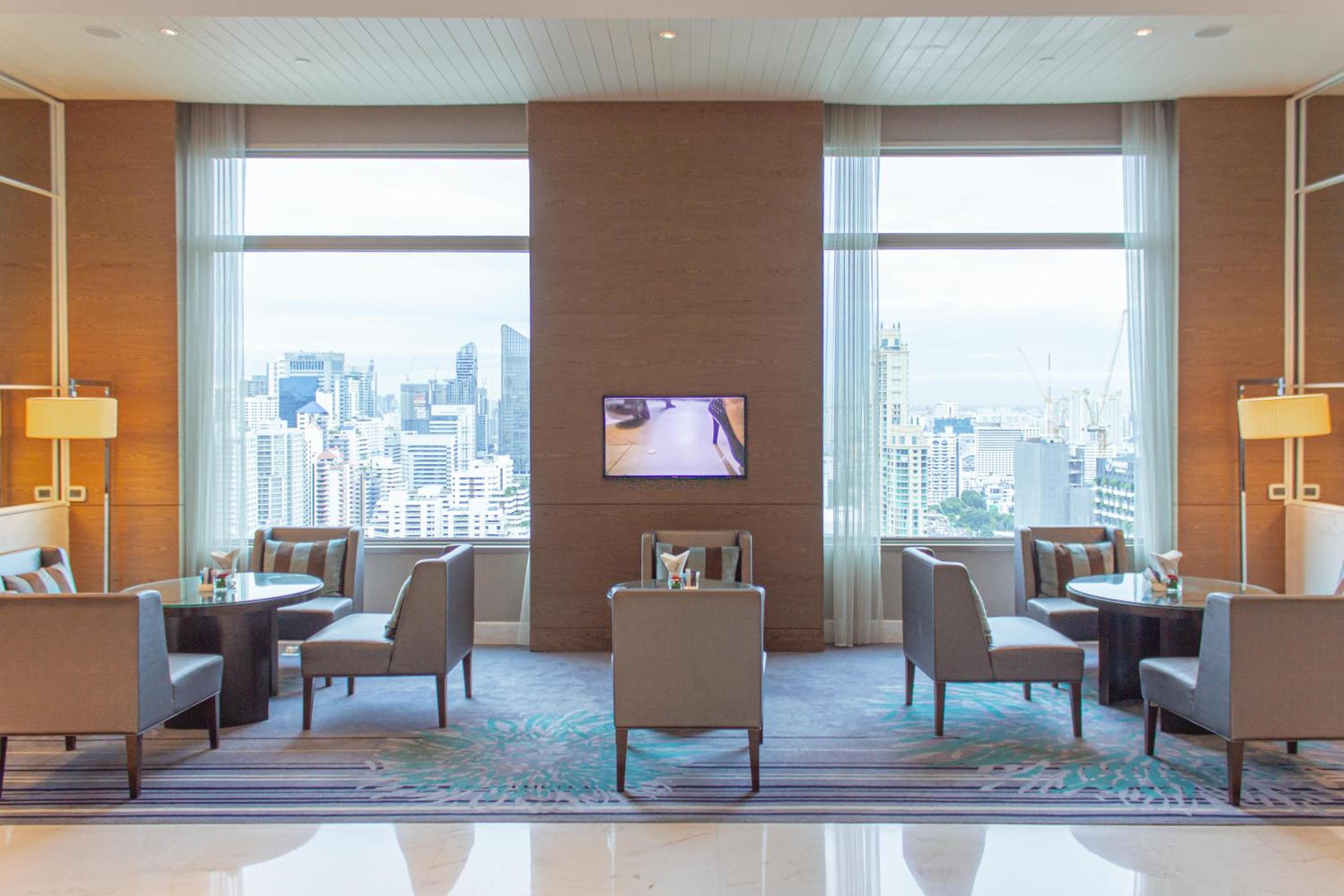 One-Bedroom Suite with Lounge Access