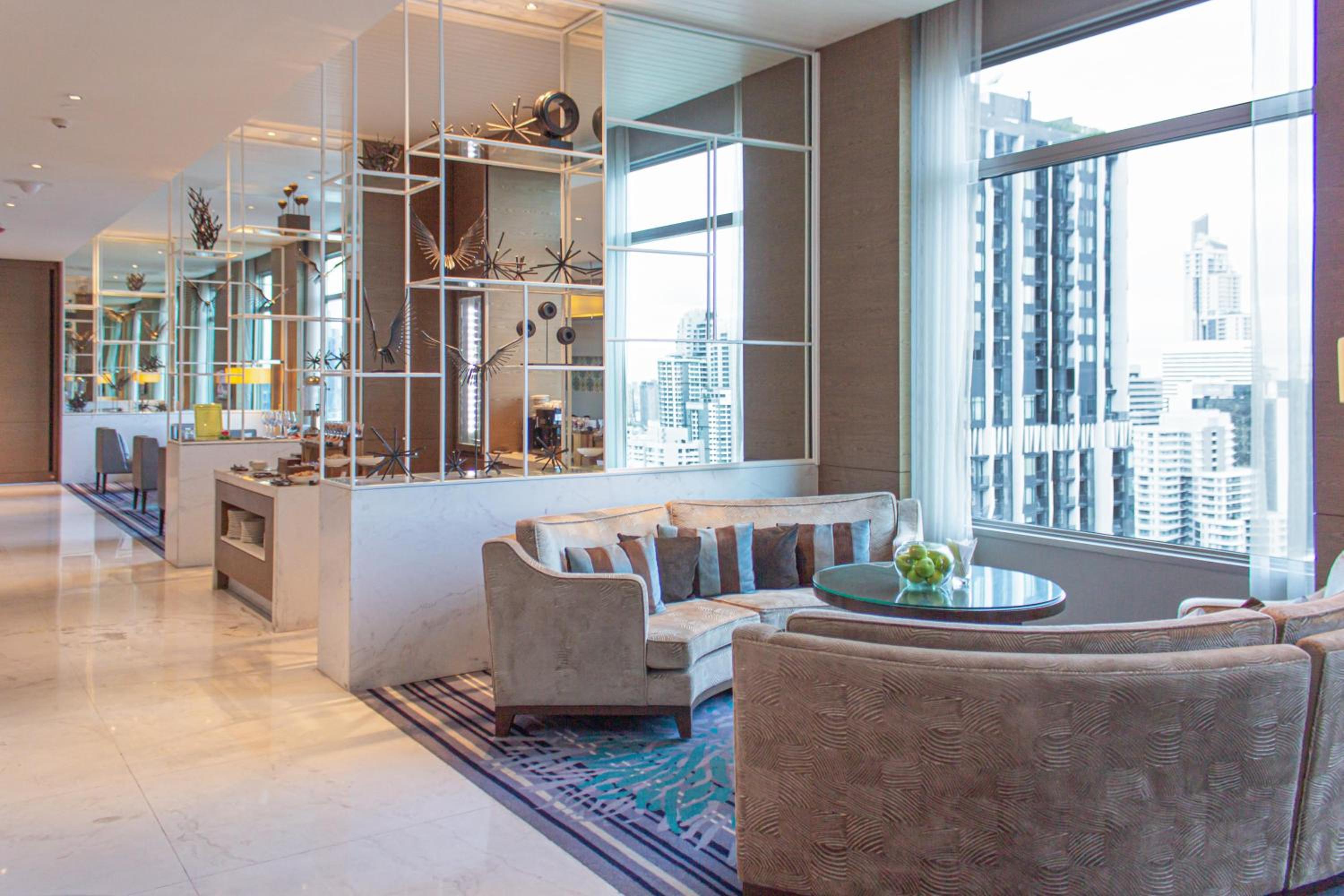 One-Bedroom Suite with Lounge Access thumbnail 5