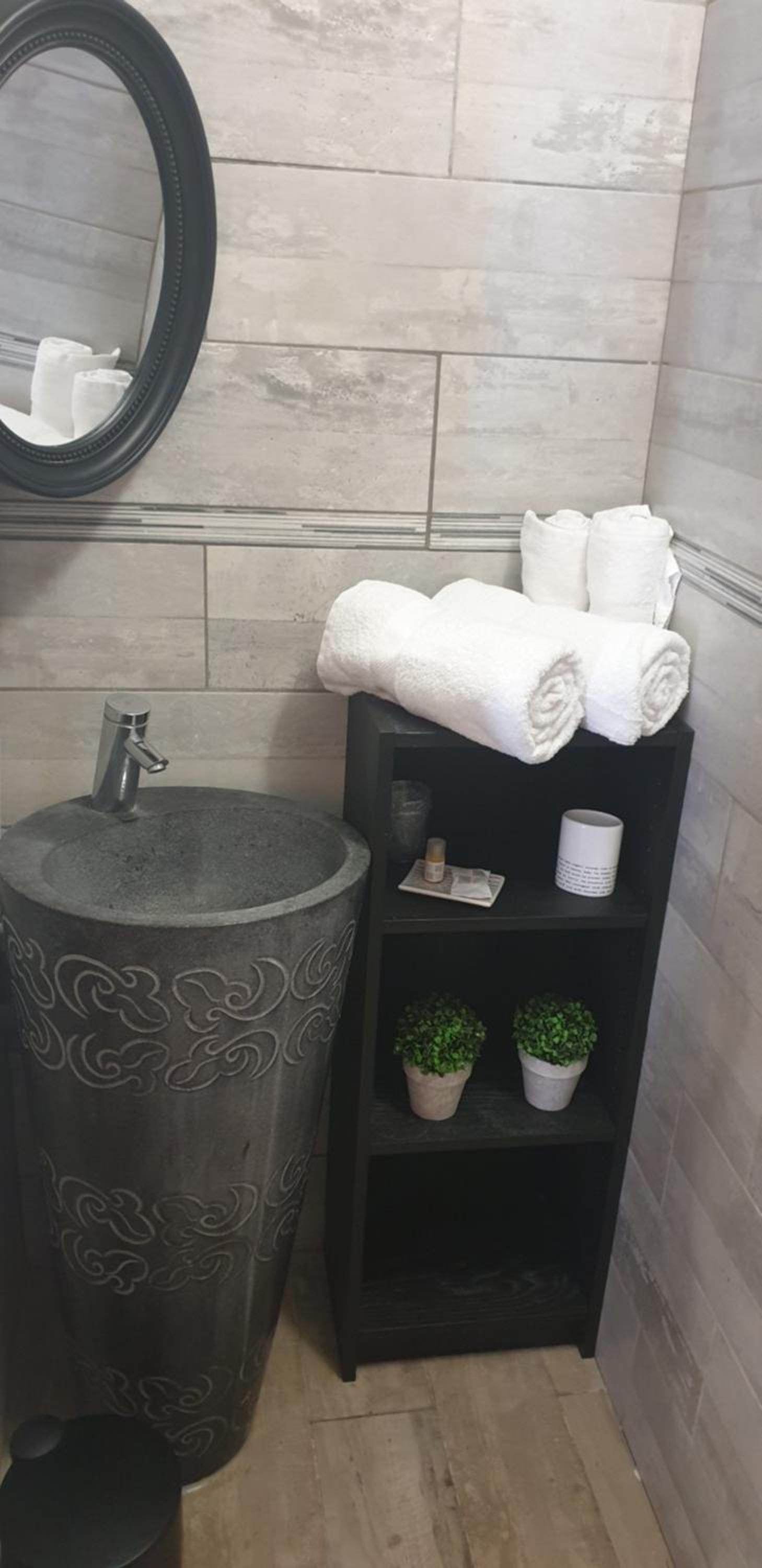 Suite with Sea View and Private Hot Tub - Photo 8