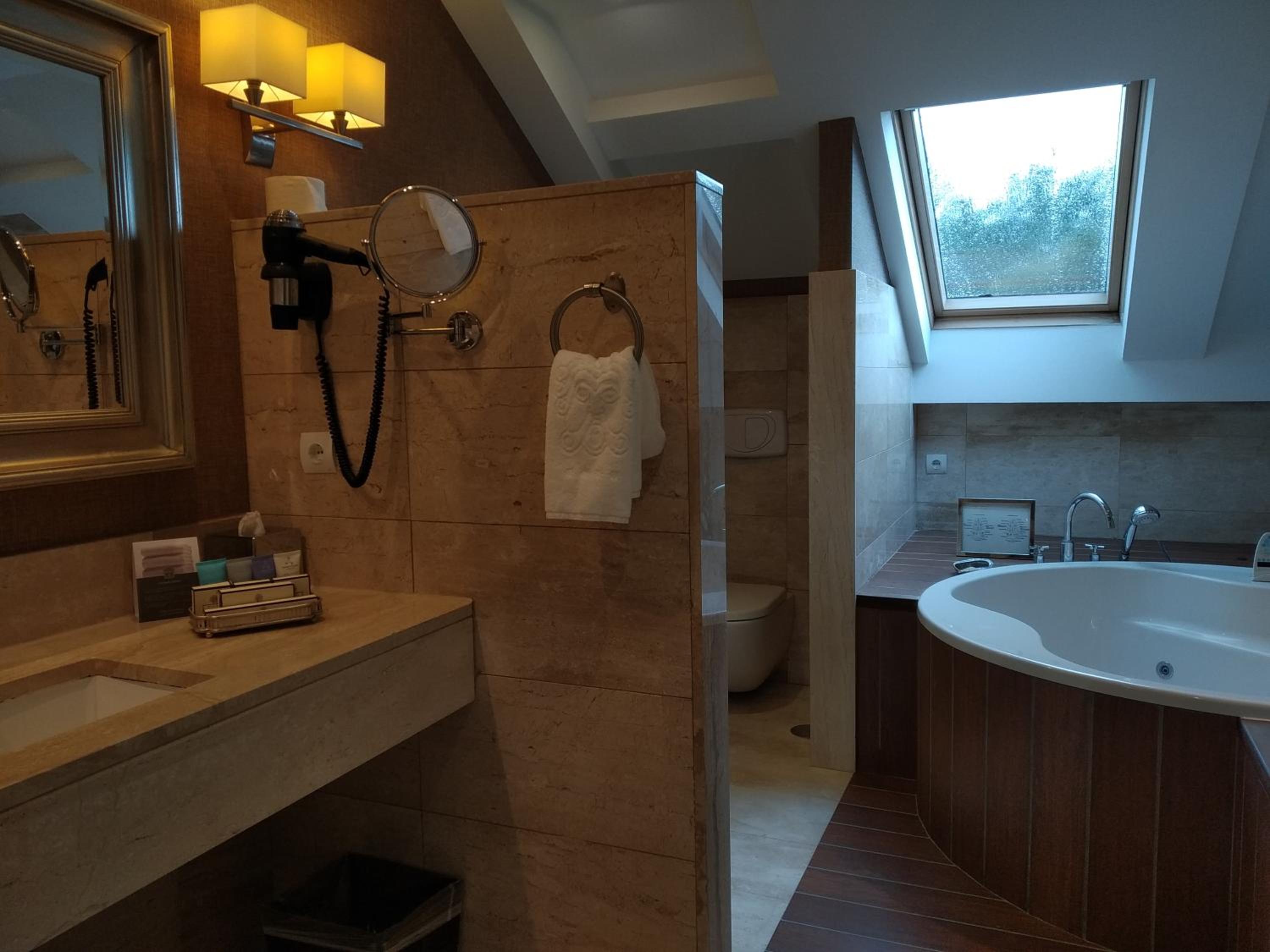Suite - Photo 5