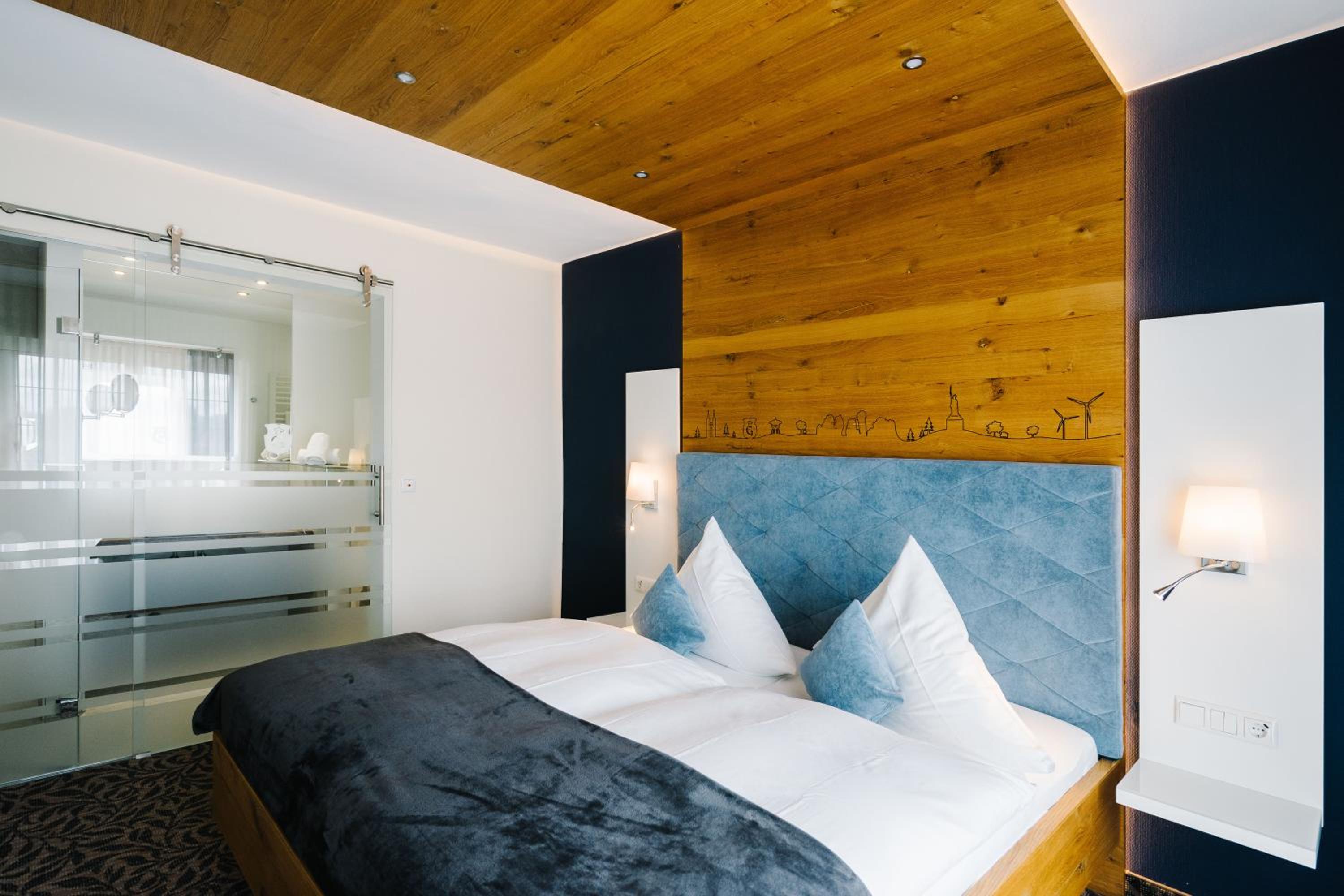 Suite - Photo 17