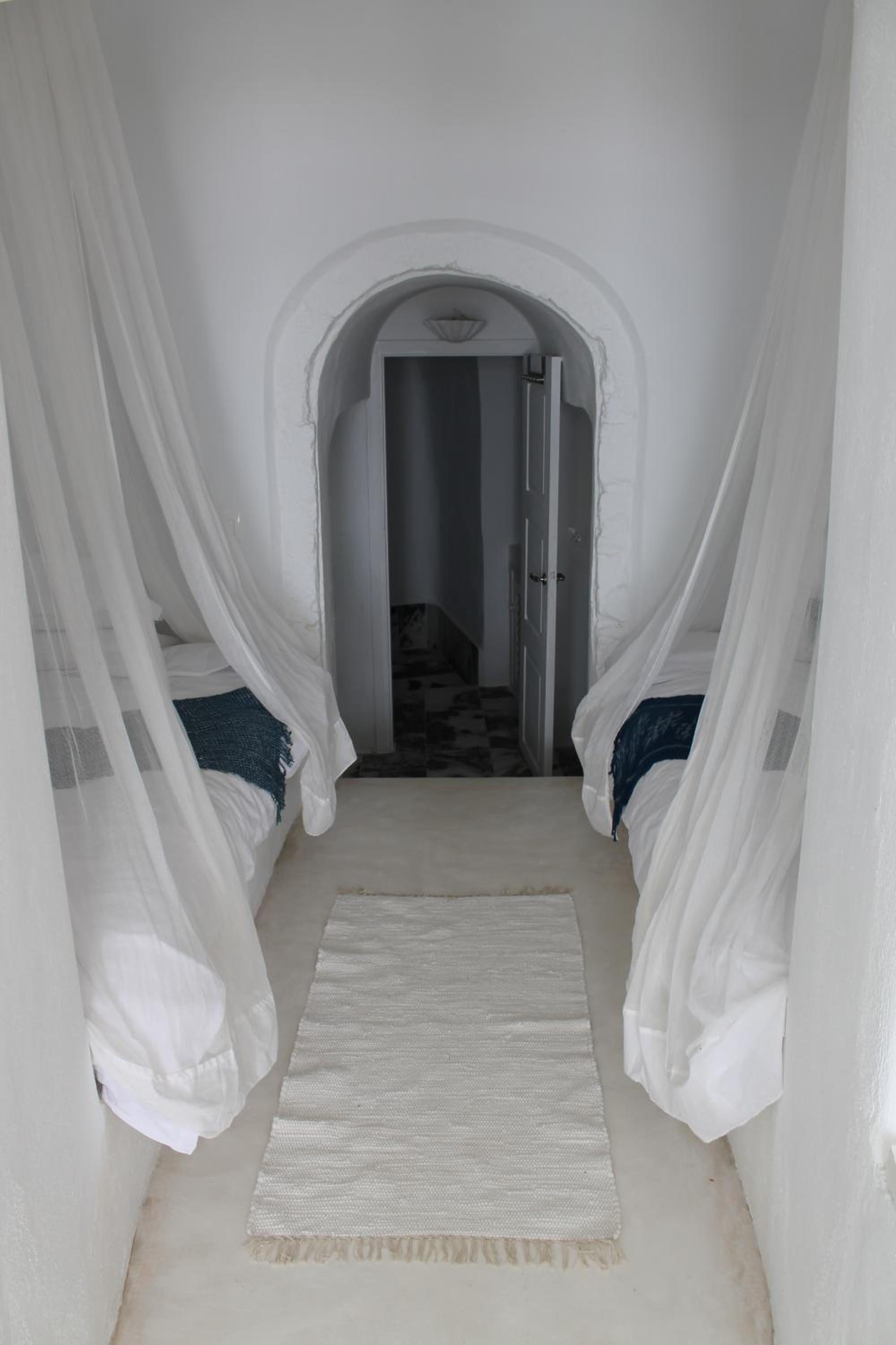 Three Bedroom Cave House with Caldera View and Hot Tub