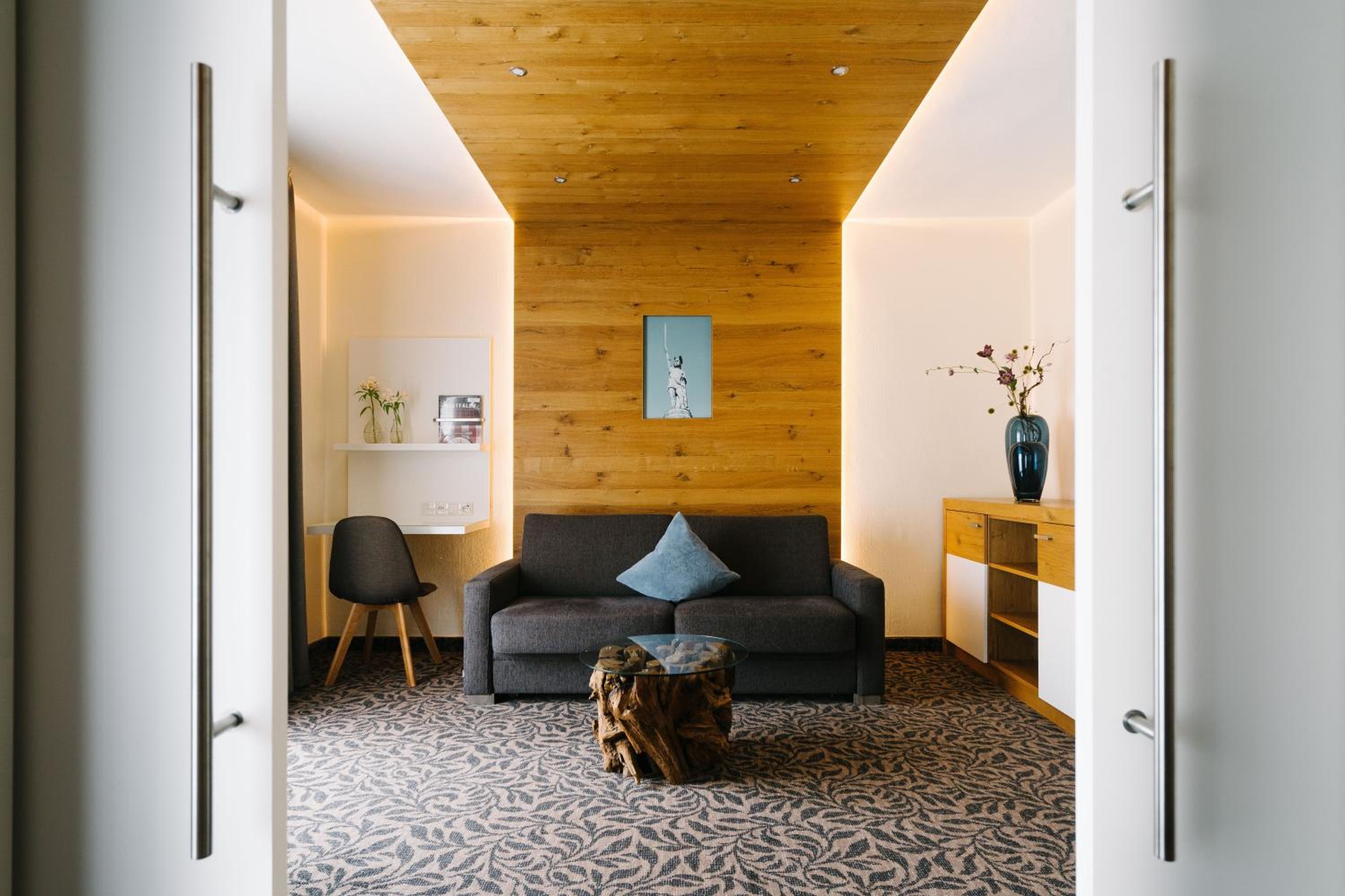Suite - Photo 1