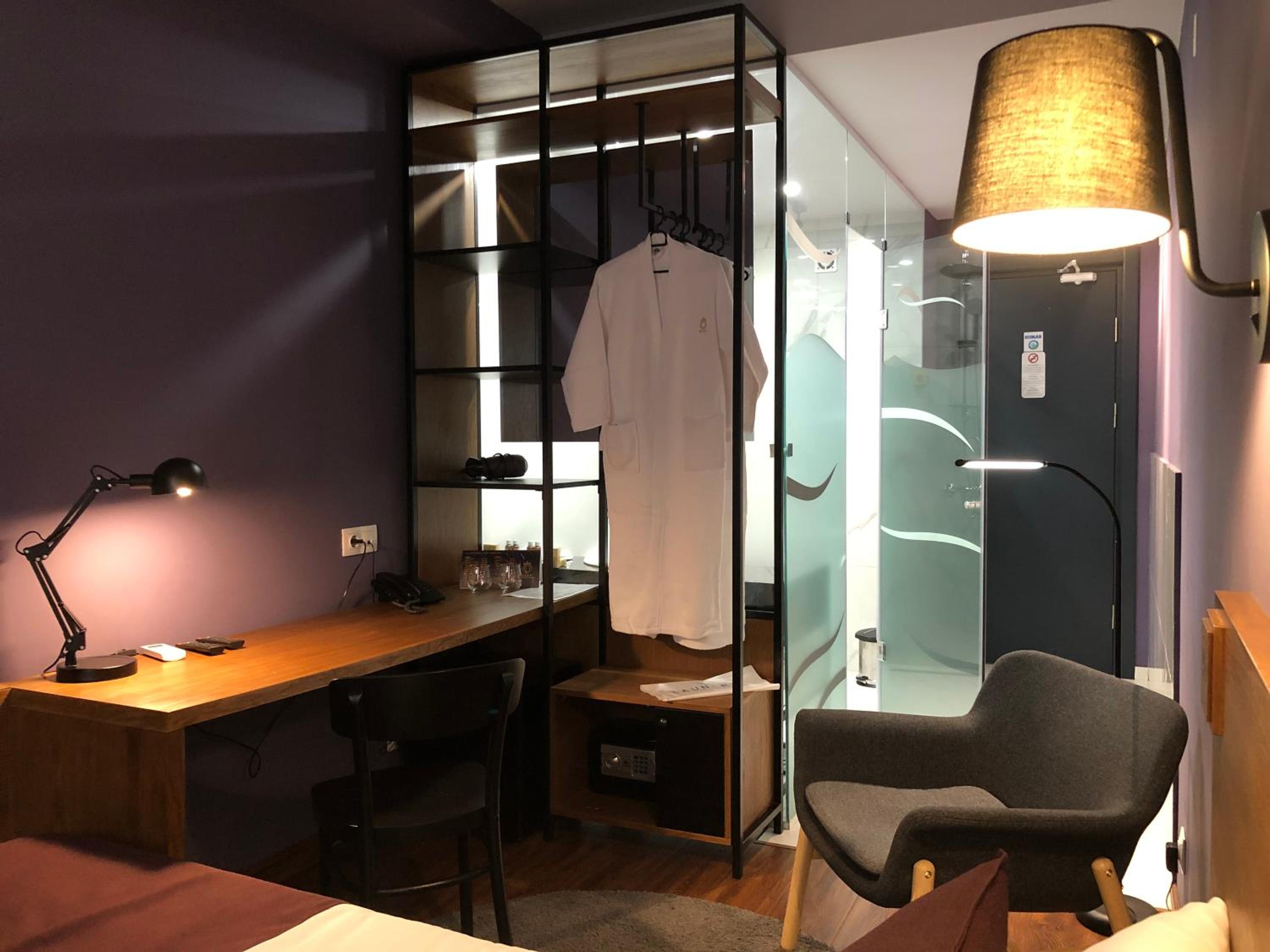 Standard Double Room - Photo 12