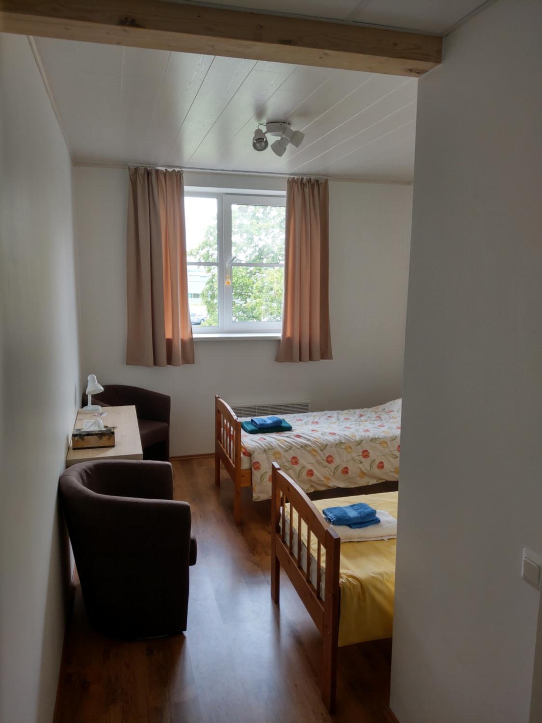 Twin Room with Private Bathroom - Photo 5