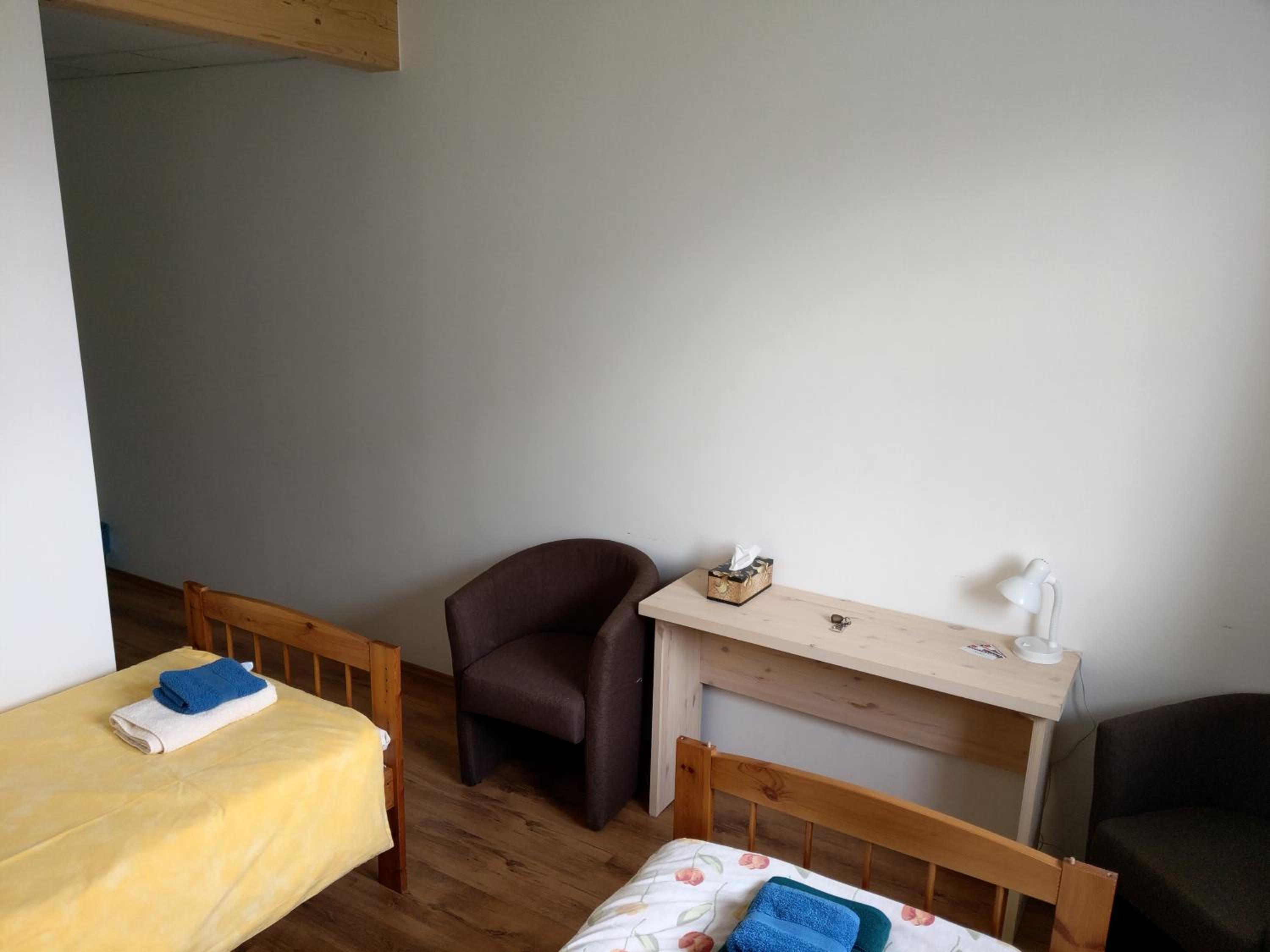 Twin Room with Private Bathroom - Photo 4